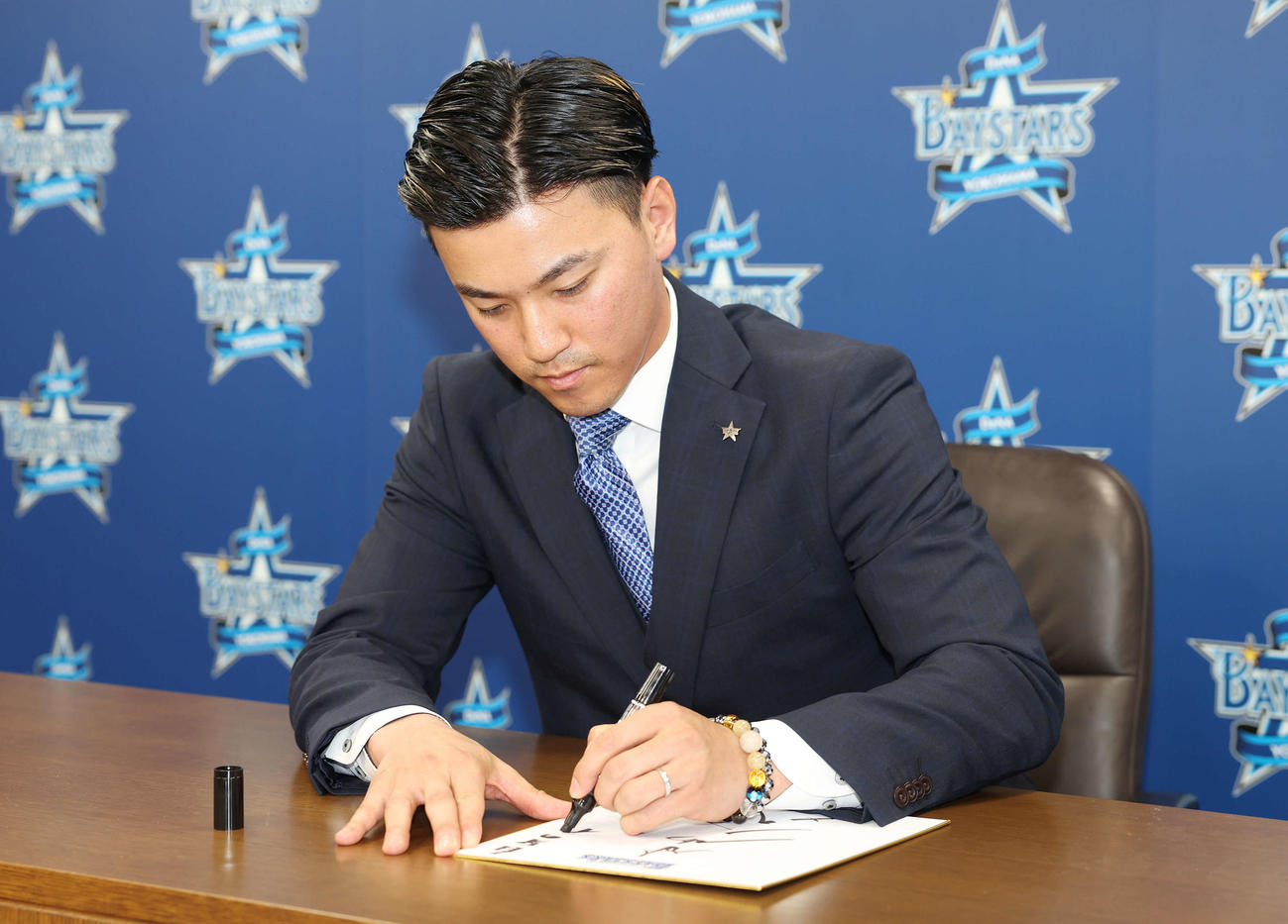 契約更改後、来季の目標を色紙に「自身の価値を上げる！」と記すDeNA関根（撮影・宮地輝）