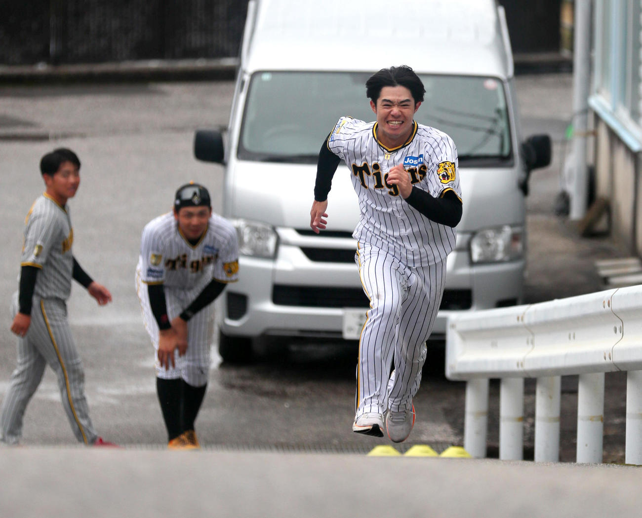 16日、坂道ダッシュする阪神中野