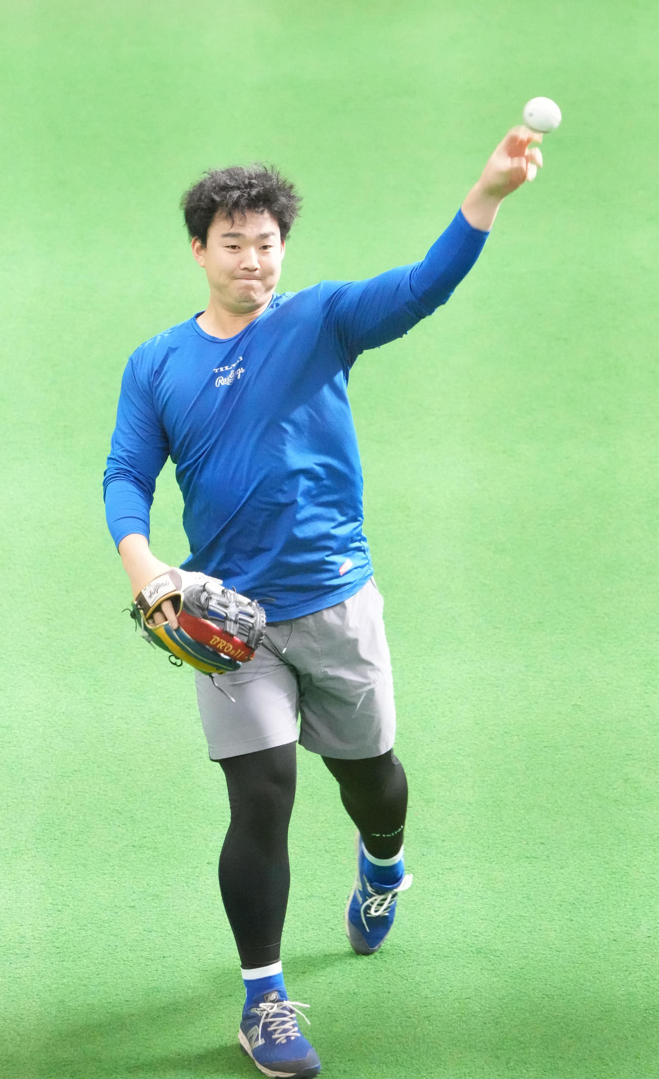 キャッチボールをする小笠原（撮影・森本幸一）