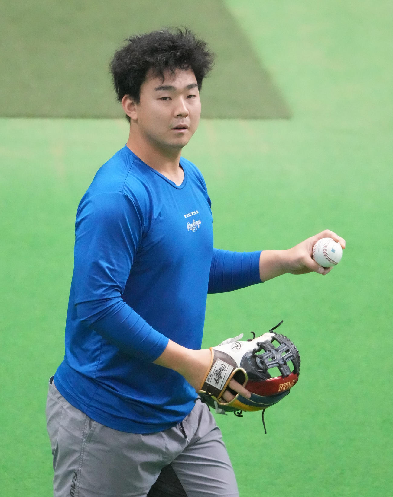 MLBのロゴの入ったボールでキャッチボールをする小笠原（撮影・森本幸一）