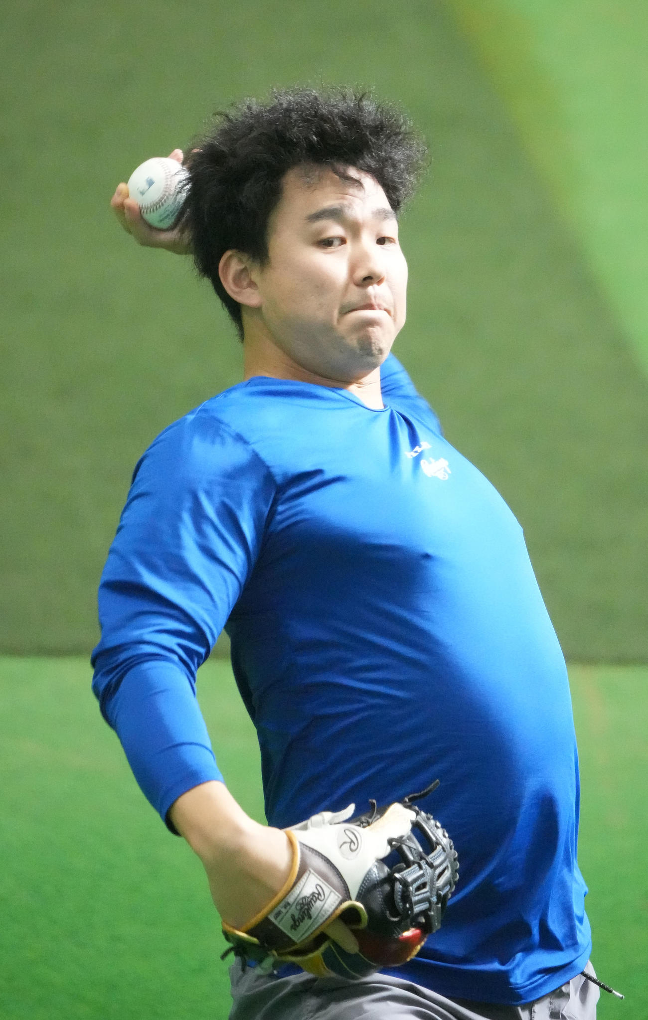 MLBのロゴの入ったボールでキャッチボールをする小笠原（撮影・森本幸一）