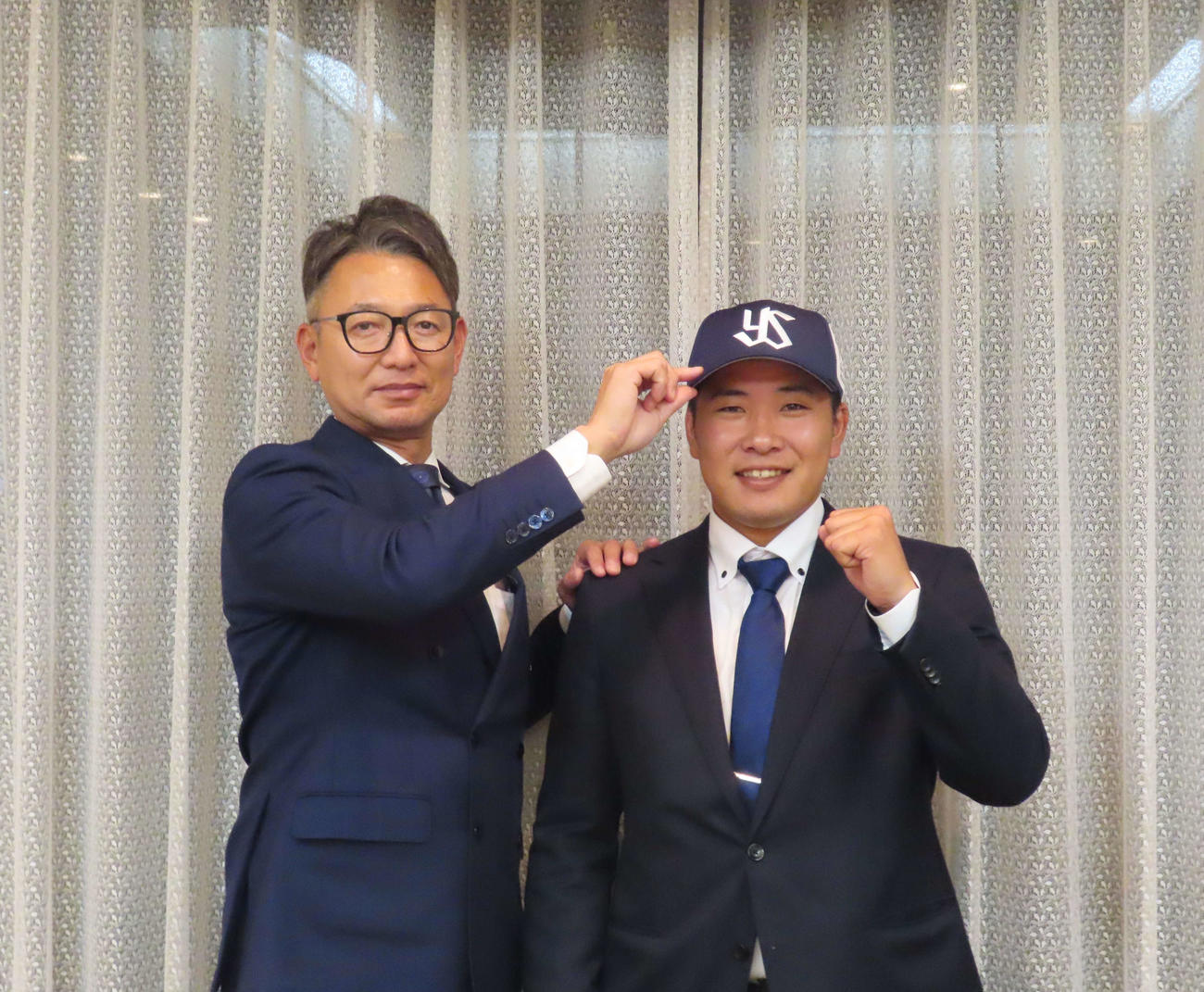 仮契約を終えたヤクルトドラフト3位の荘司は、橿渕スカウトグループデスク（左）と笑顔で写真に納まる（撮影・水谷京裕）