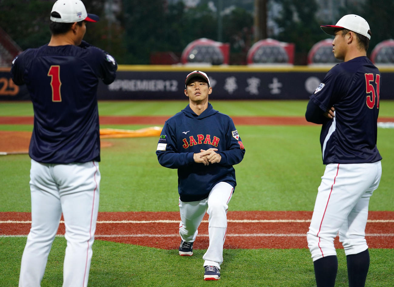 日本対ドミニカ　アップをする辰己（中央）（撮影・横山健太）