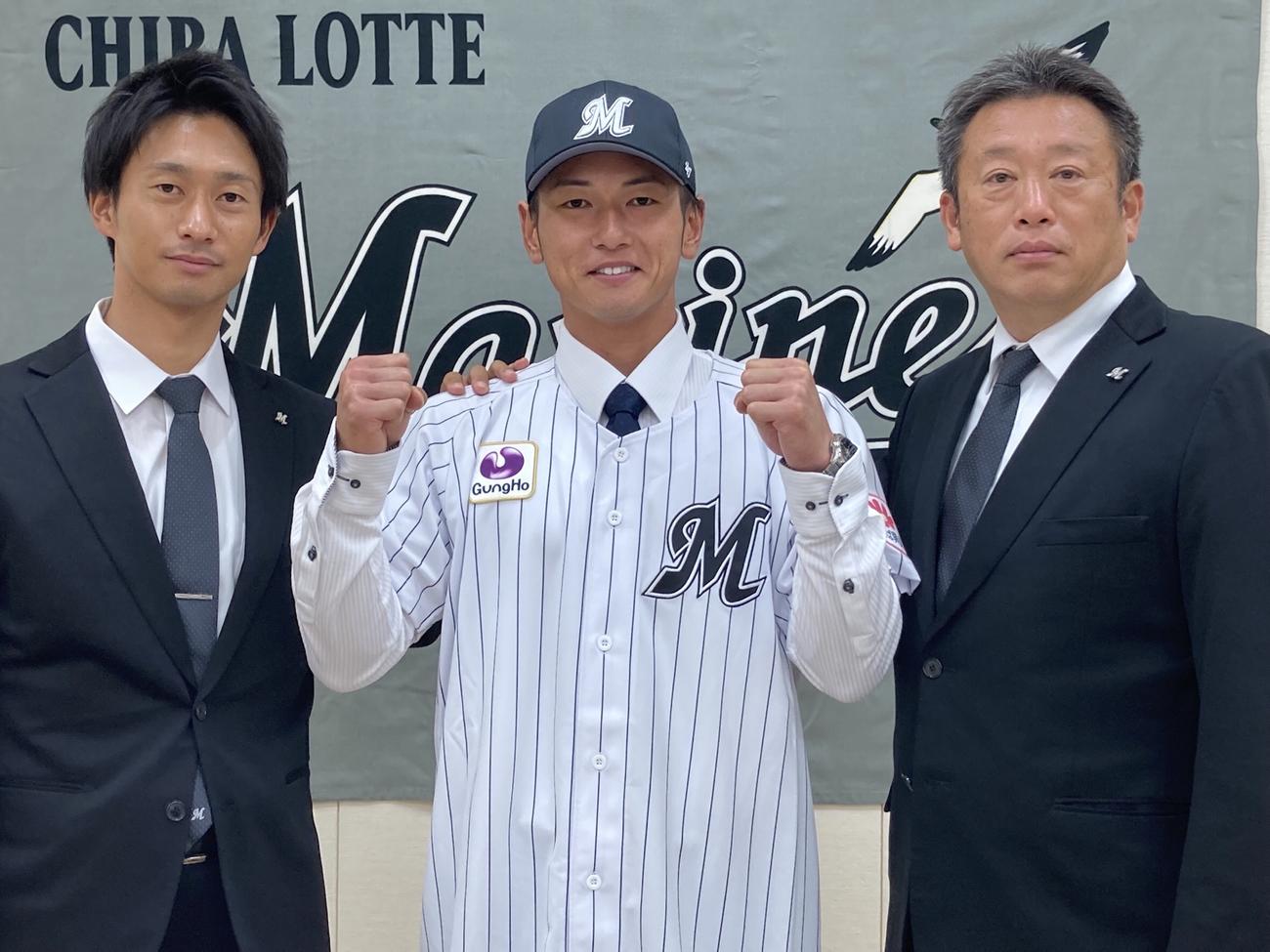 仮契約を終え記念撮影をする、左から三家担当スカウト、ドラフト6位・立松、榎アマスカウトディレクター（球団提供）