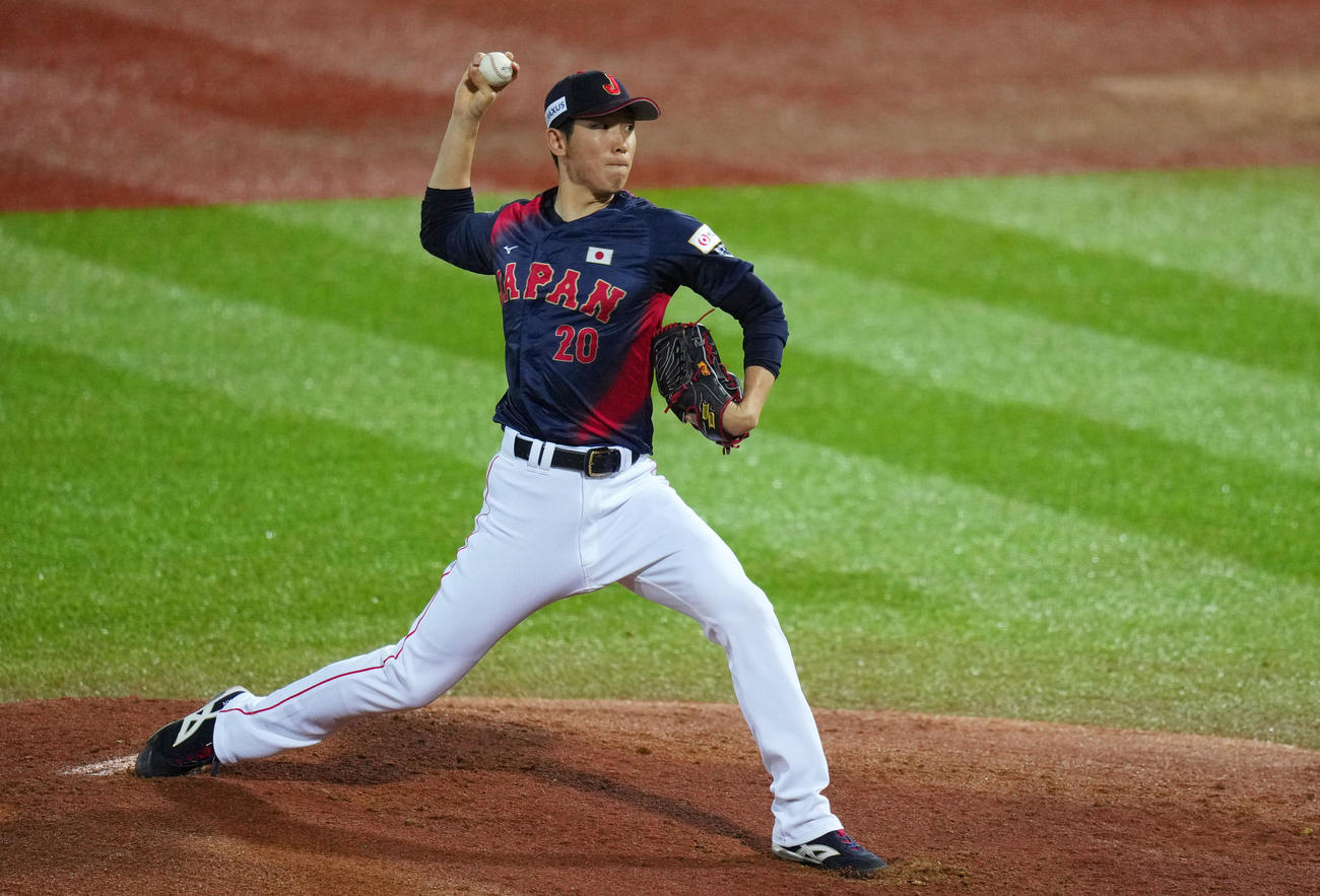 日本対ドミニカ　力投する日本先発の戸郷（撮影・横山健太）