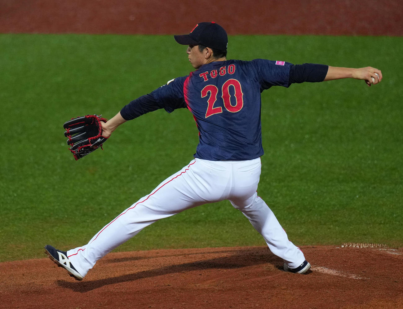 日本対ドミニカ　力投する日本先発の戸郷（撮影・横山健太）