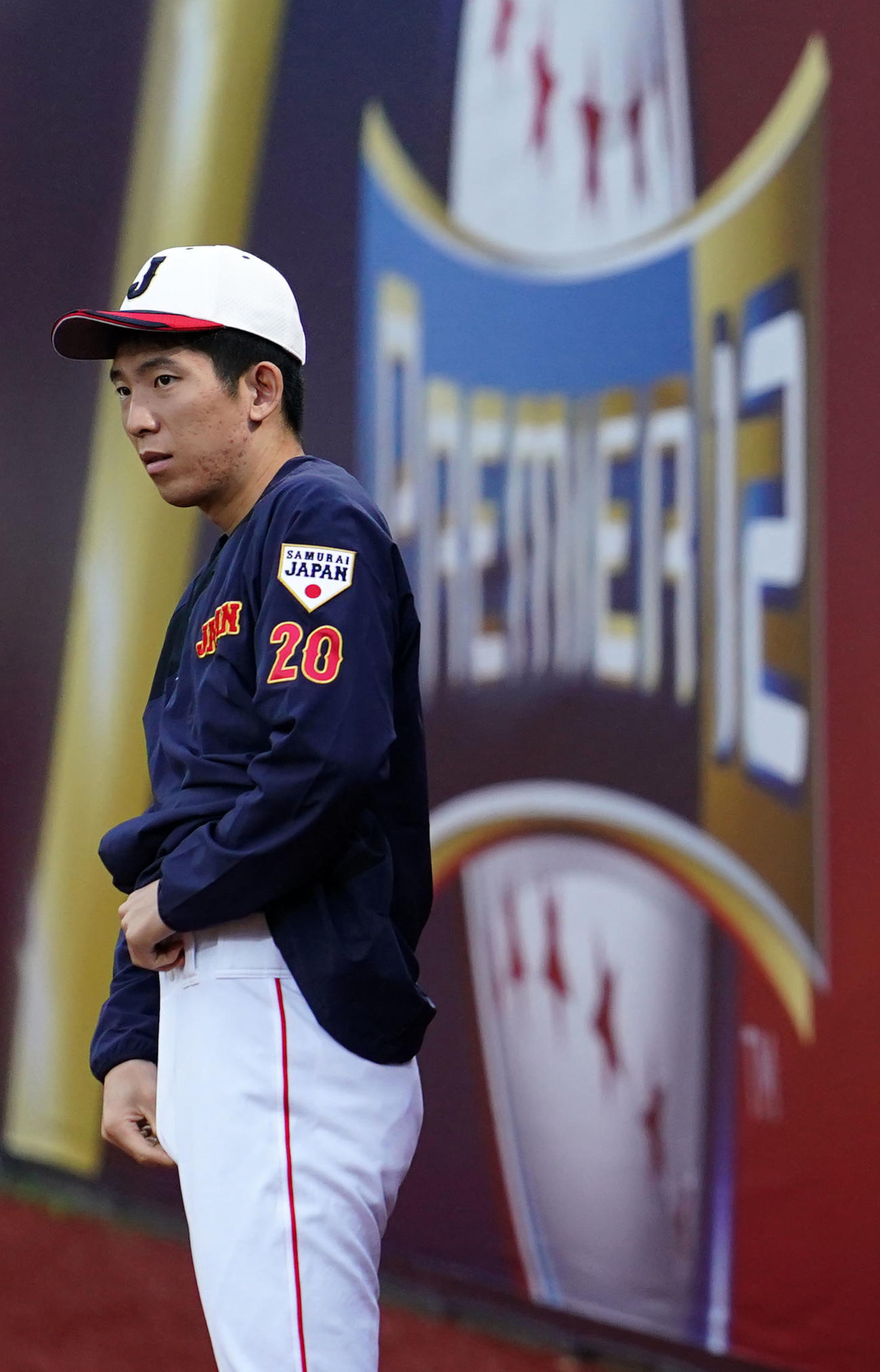 日本対ドミニカ　練習へ向かう戸郷（撮影・横山健太）