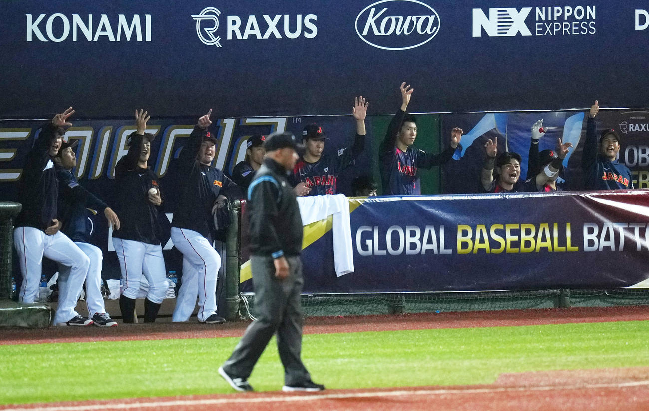 日本対ドミニカ　5回表日本無死一、二塁、栗原が中前適時打を放ち歓喜する日本ナイン（撮影・横山健太）