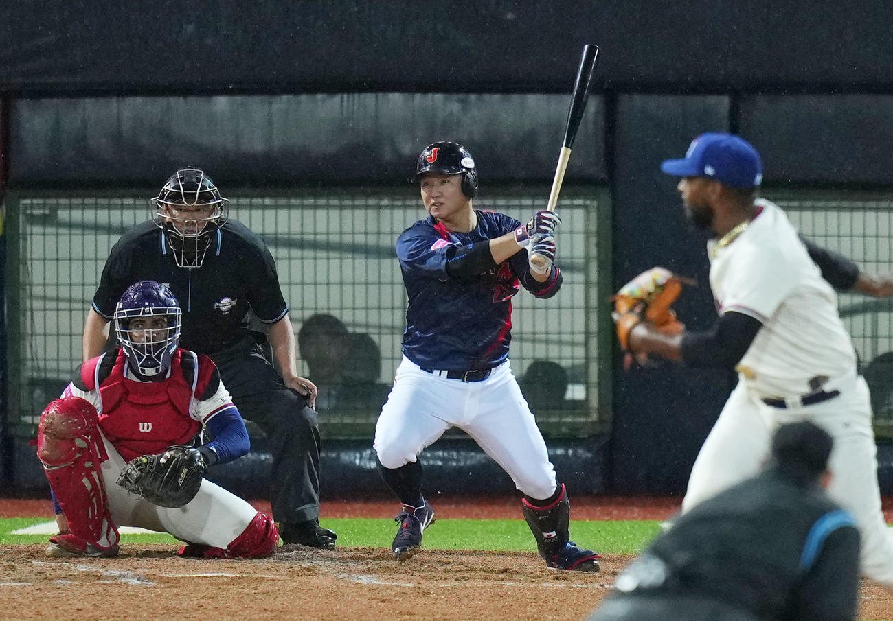日本対ドミニカ　7回表日本2死二塁、右前適時打を放つ古賀（撮影・横山健太）