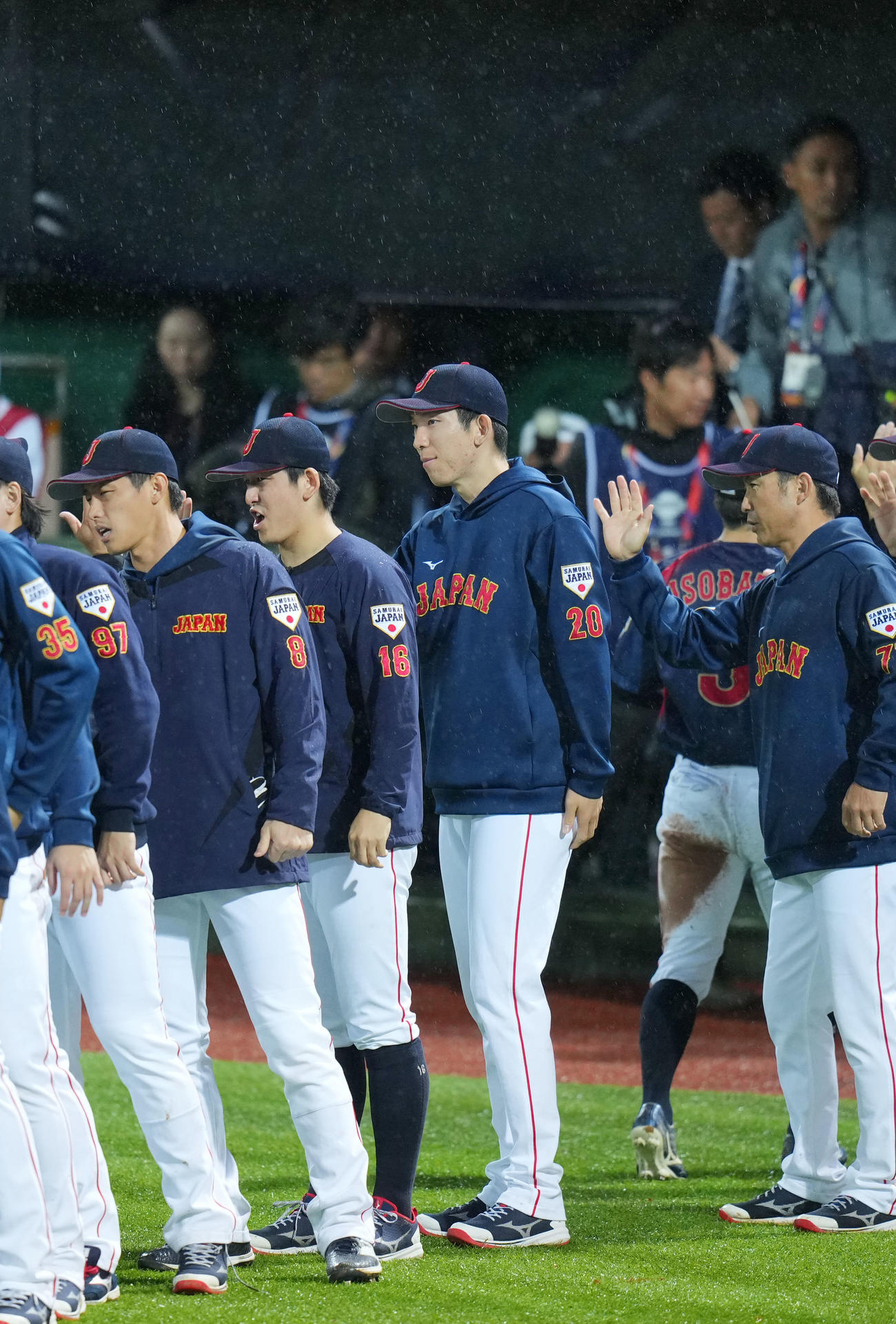 日本対ドミニカ　ドミニカに勝利しタッチを交わす戸郷（中央）ら日本ナイン（撮影・横山健太）