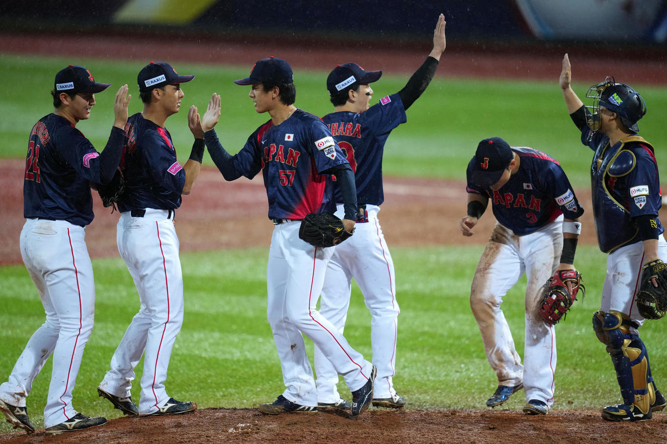 日本対ドミニカ　ドミニカに勝利しタッチを交わす日本ナイン（撮影・横山健太）