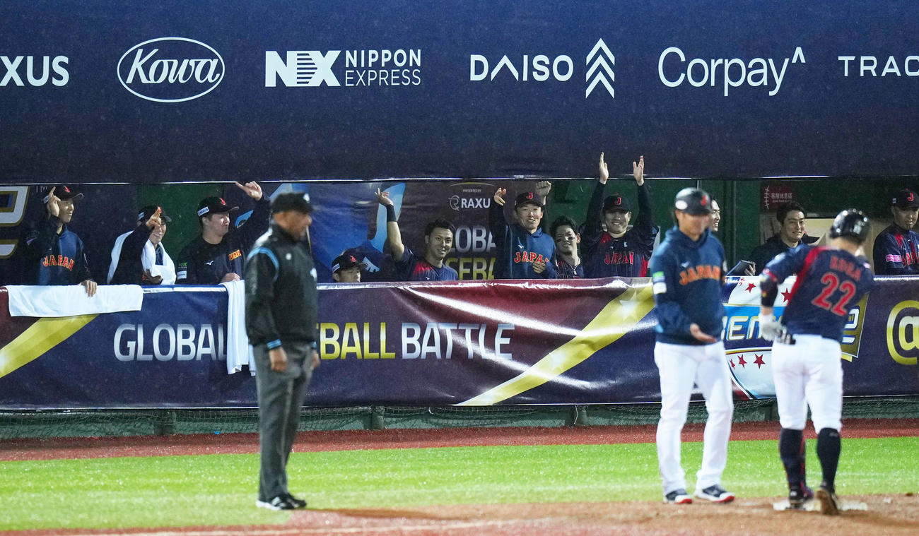 日本対ドミニカ　7回表日本2死二塁、古賀が右前適時打を放ち歓喜する日本ナイン（撮影・横山健太）
