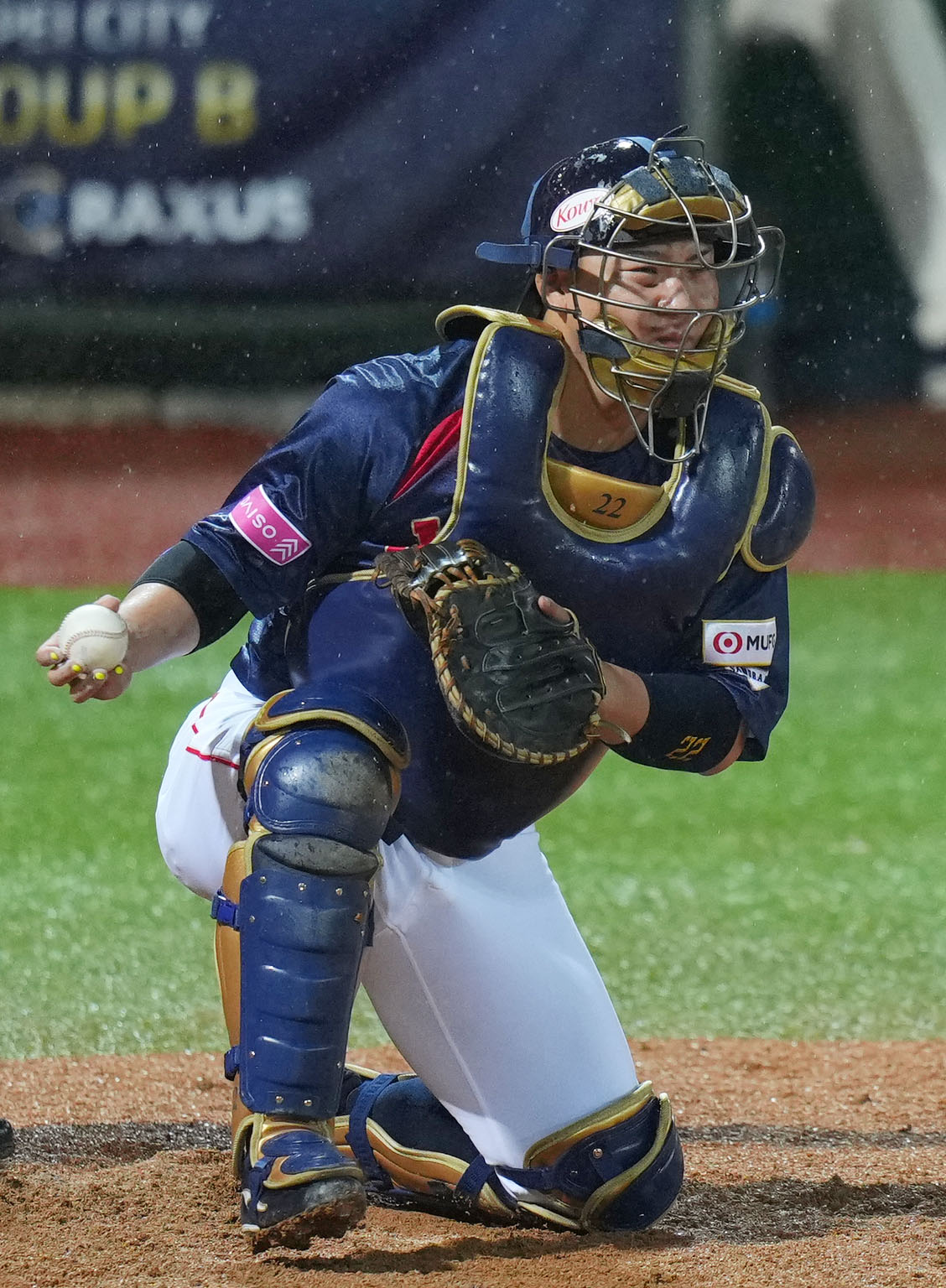 日本対ドミニカ　5回裏から守備につく古賀（撮影・横山健太）