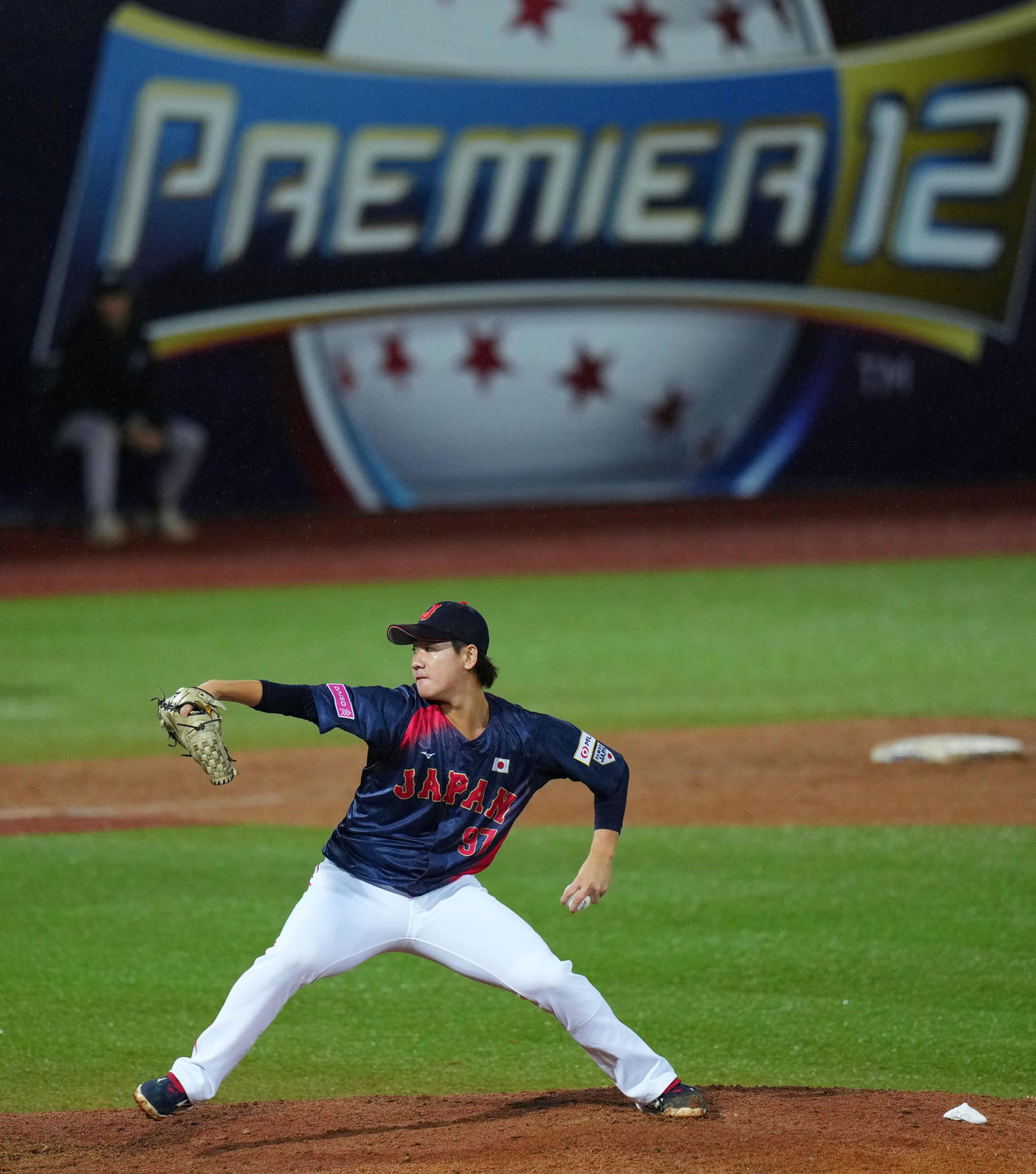日本対ドミニカ　5回裏から登板した井上（撮影・横山健太）