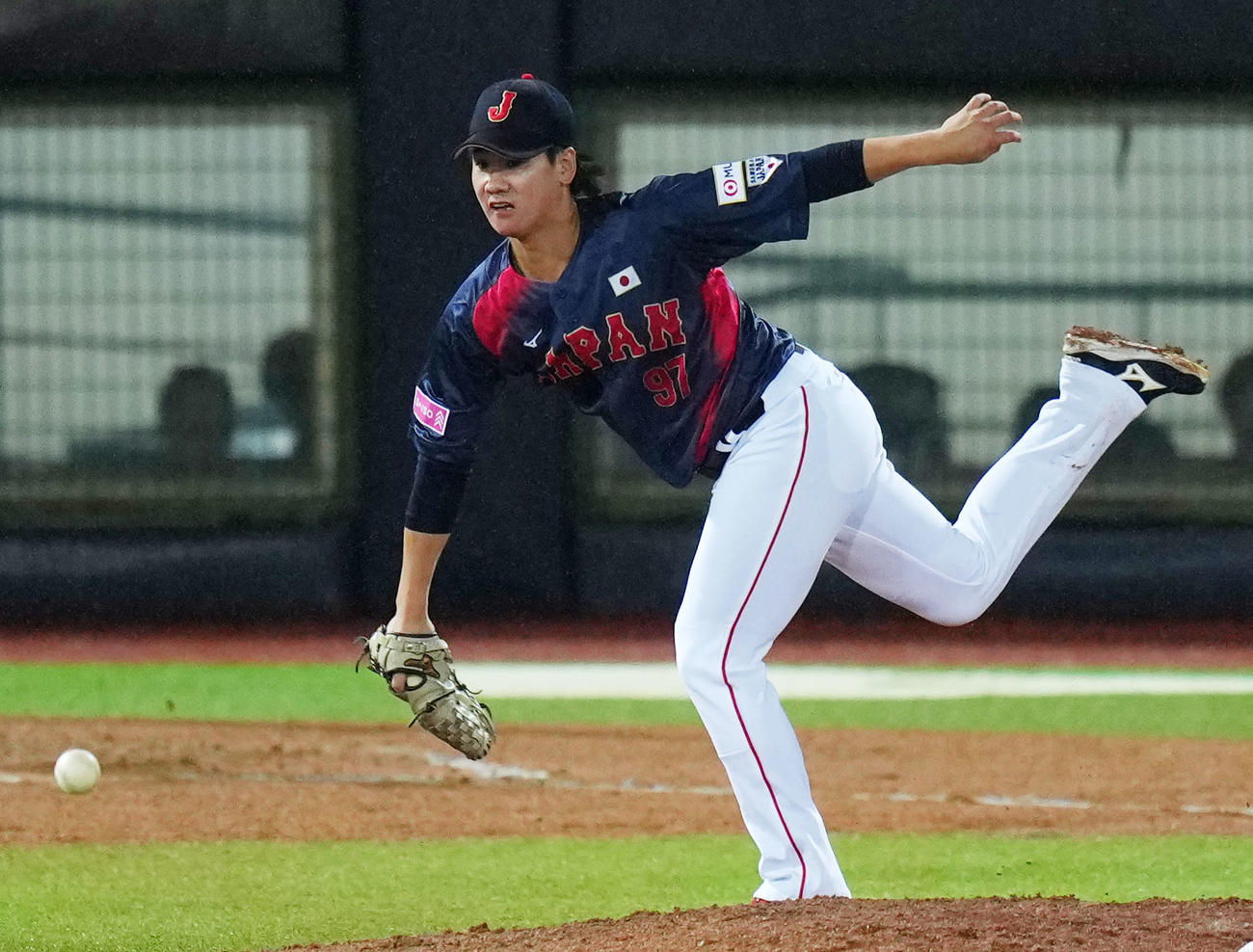 日本対ドミニカ　6回裏、打球に手を伸ばす井上（撮影・横山健太）