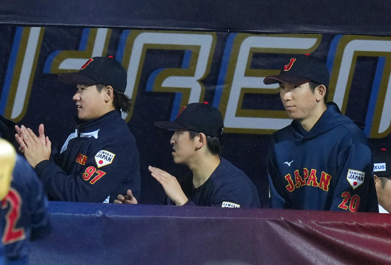 日本対ドミニカ　ドミニカに勝利しベンチを出る井上（左）と戸郷（右）（撮影・横山健太）