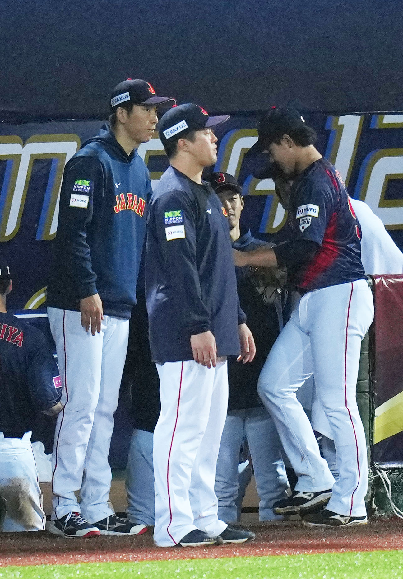 日本対ドミニカ　6回裏を終えタッチを交わす井上（右）と戸郷（左）（撮影・横山健太）