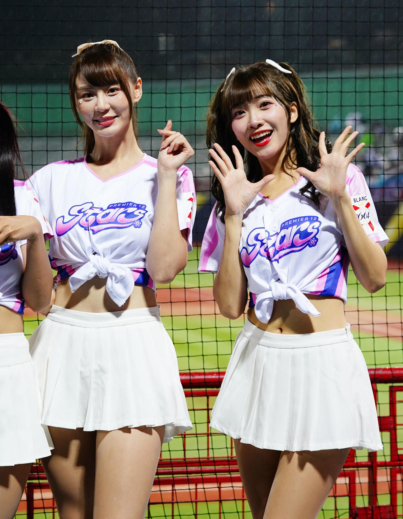 日本対ドミニカ　笑顔をみせる台湾チアガール（撮影・横山健太）