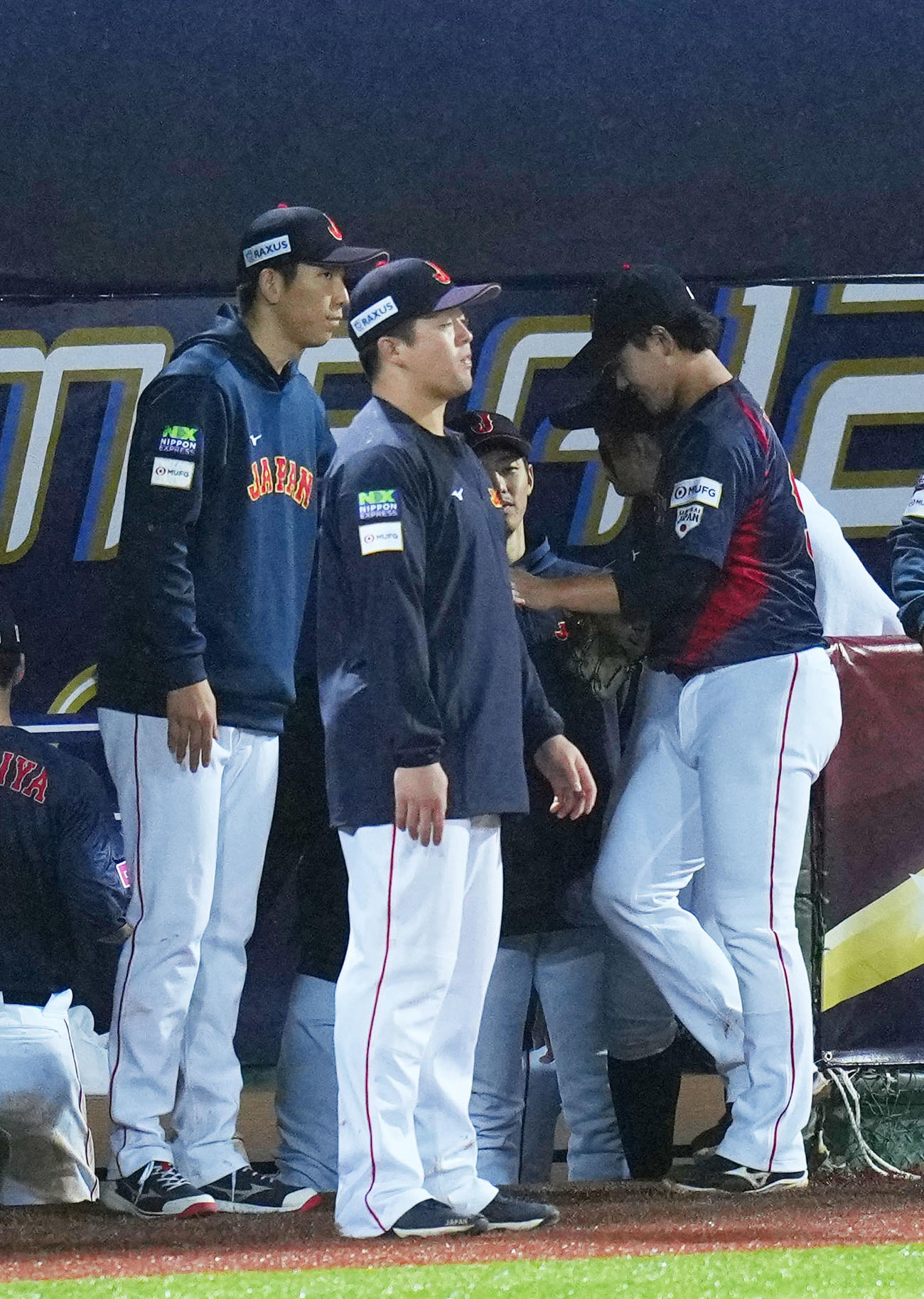 日本対ドミニカ　6回裏を終えタッチを交わす井上（右）と戸郷（左）（撮影・横山健太）