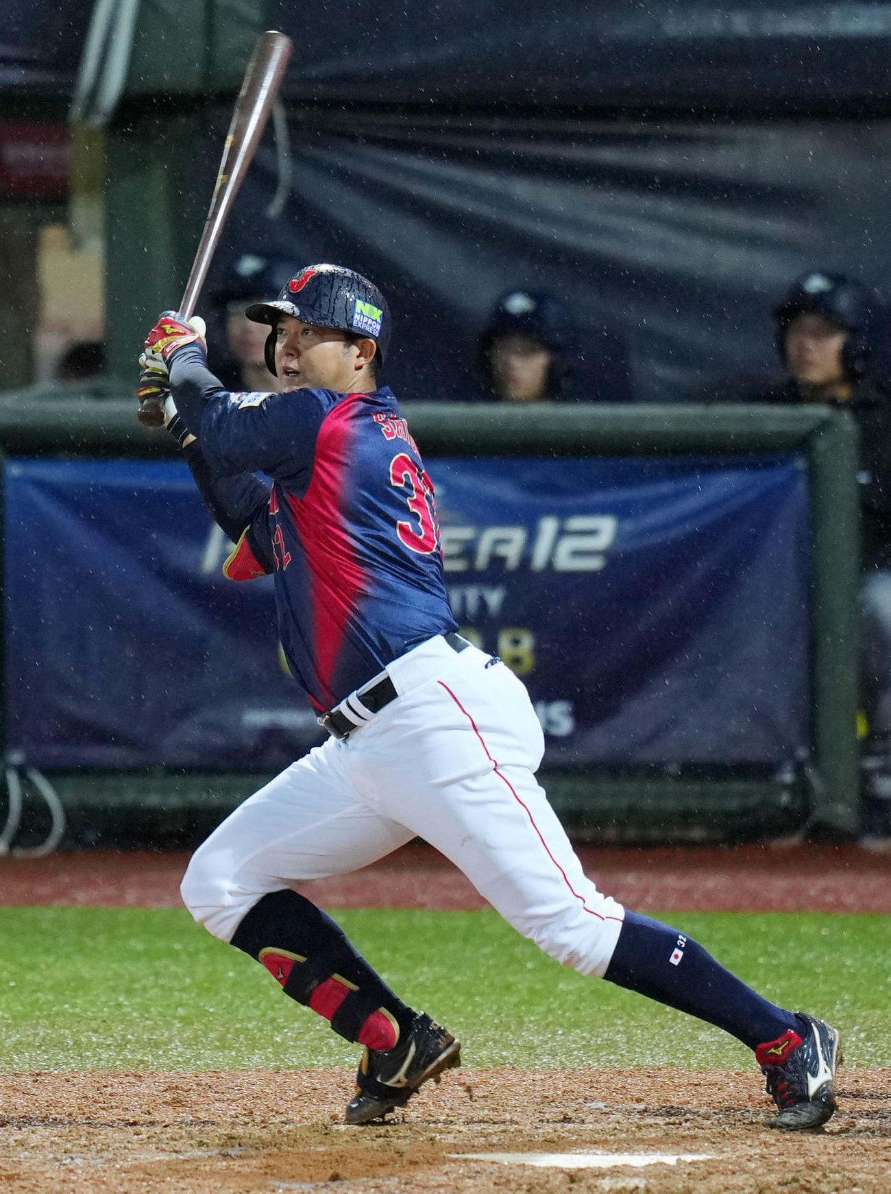 日本対ドミニカ　9回表日本2死一、三塁、中適時二塁打を放つ佐藤（撮影・横山健太）
