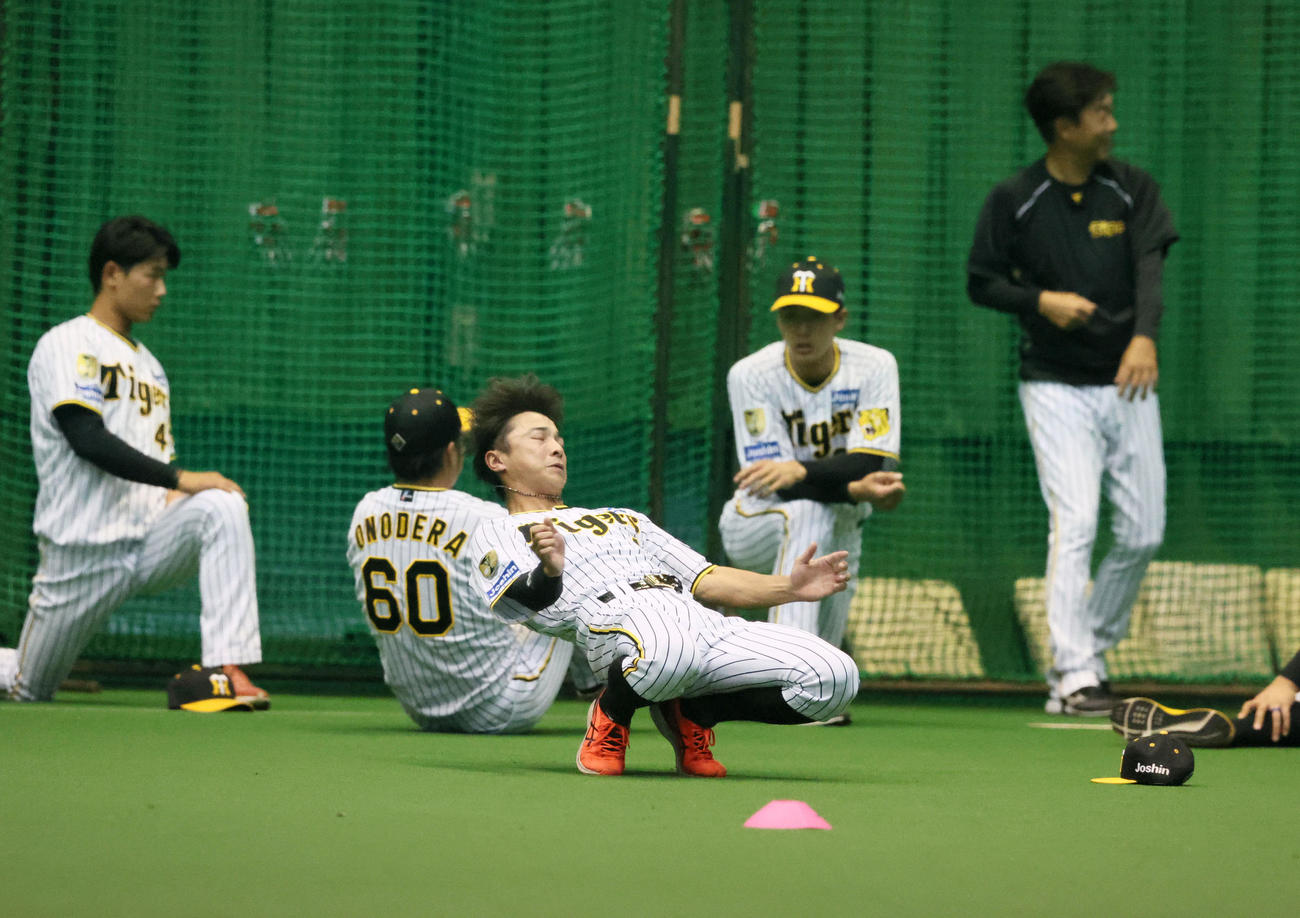 体幹と体の反動をうまく利用して起き上がる阪神熊谷