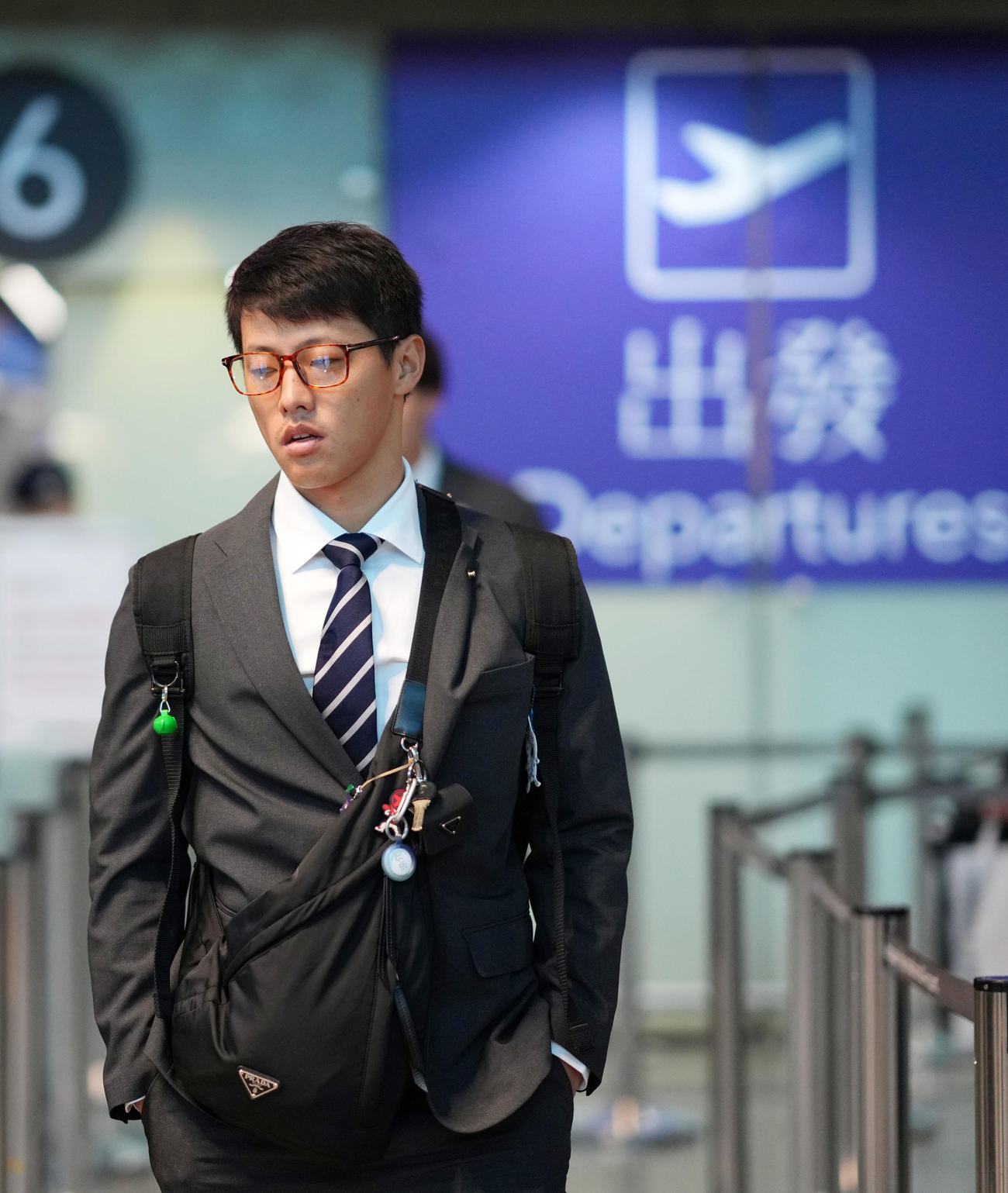 台湾の桃園空港から日本へ向かう辰己（撮影・横山健太）
