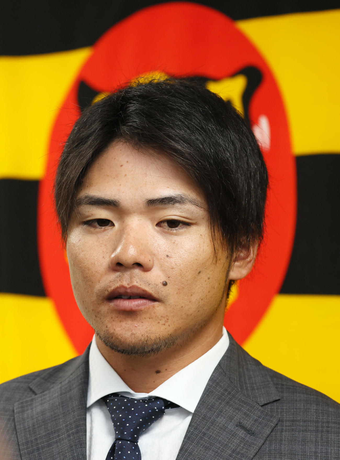 契約更改を終え記者の質問に答える小野寺（撮影・加藤哉）