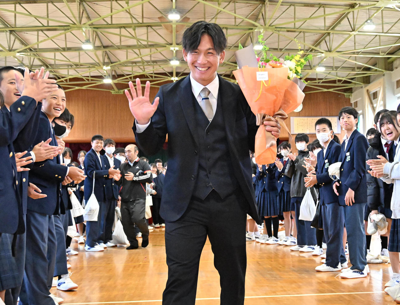 生徒たちの花道を笑顔で歩く阪神伊原陵人（中央）（撮影・石井愛子）