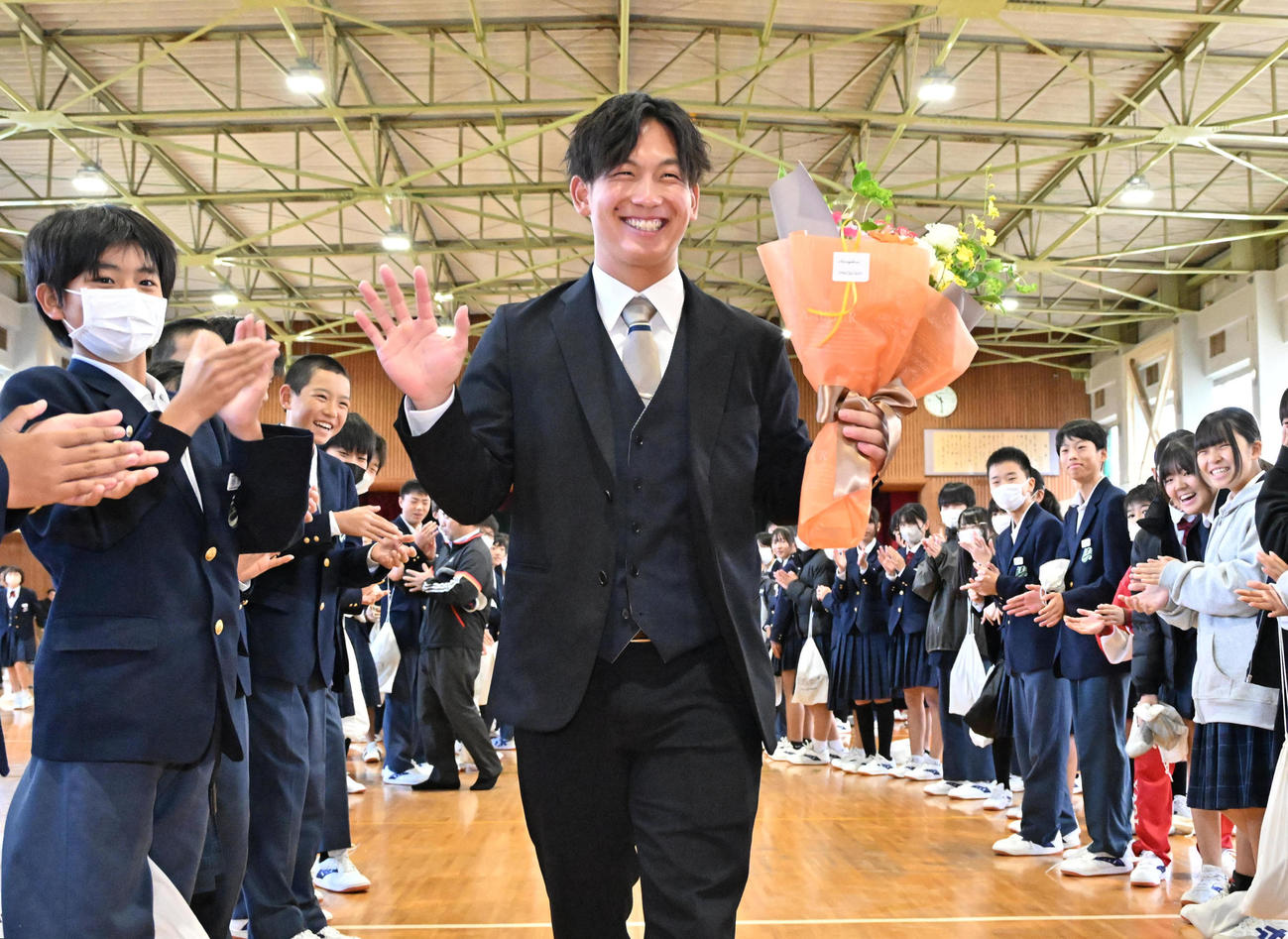 生徒たちの花道を笑顔で歩く阪神伊原陵人（中央）（撮影・石井愛子）