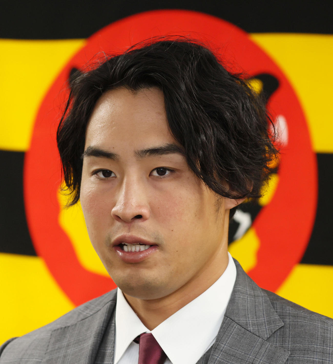 契約更改を終え記者の質問に答える佐藤蓮（撮影・加藤哉）