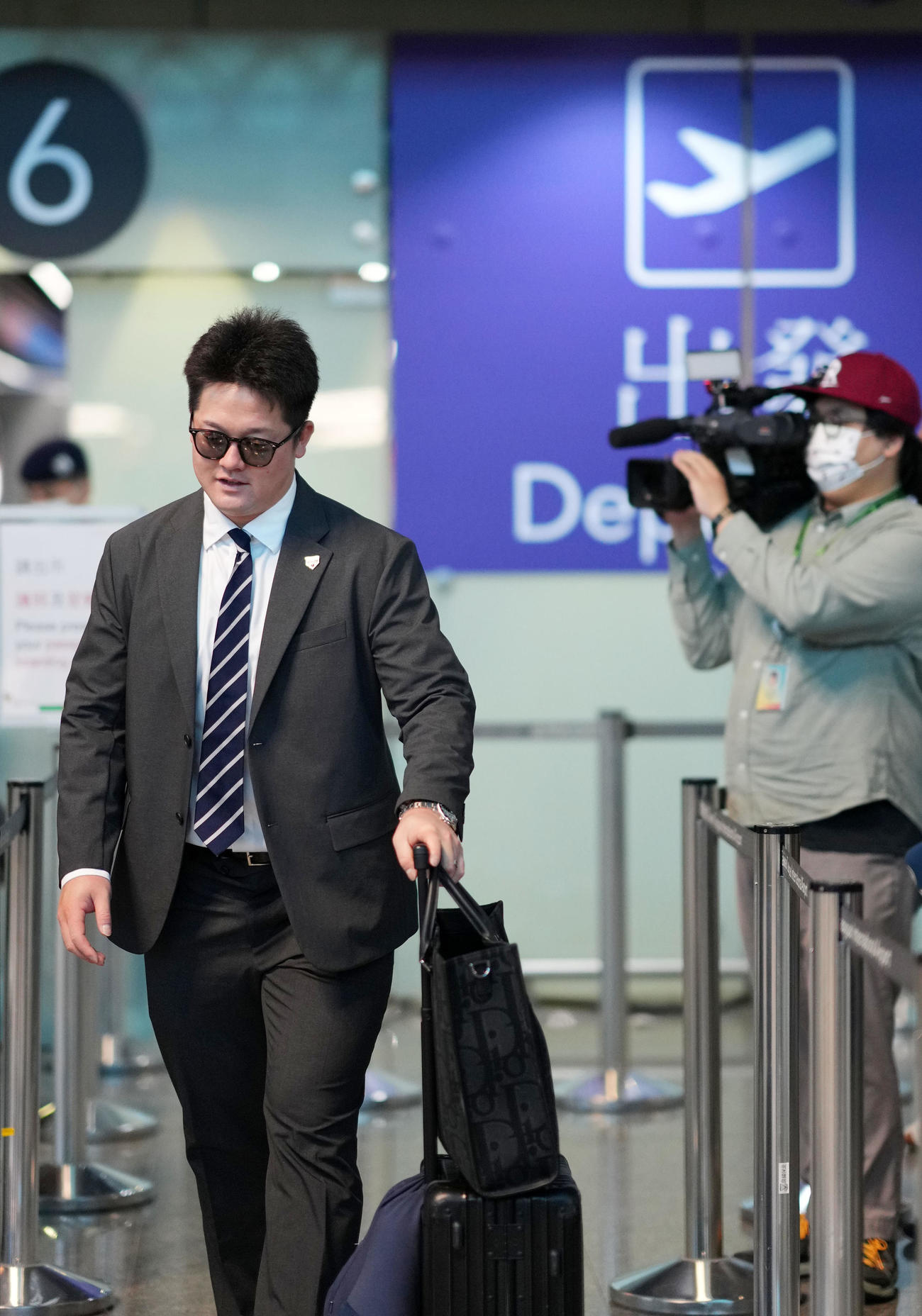 台湾の桃園空港から日本へ向かう牧（撮影・横山健太）
