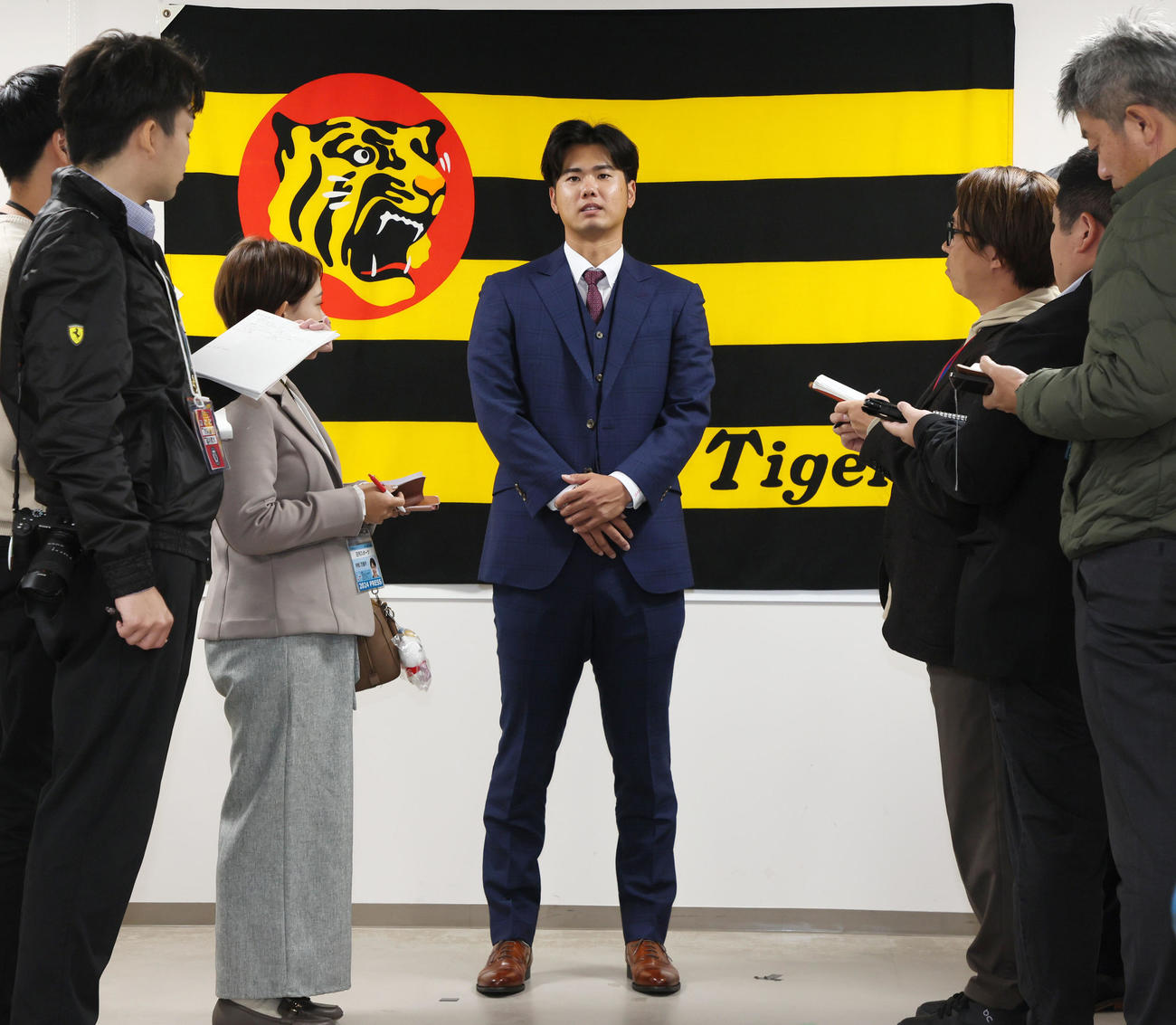 契約更改を終え記者の質問に答える川原（撮影・加藤哉）