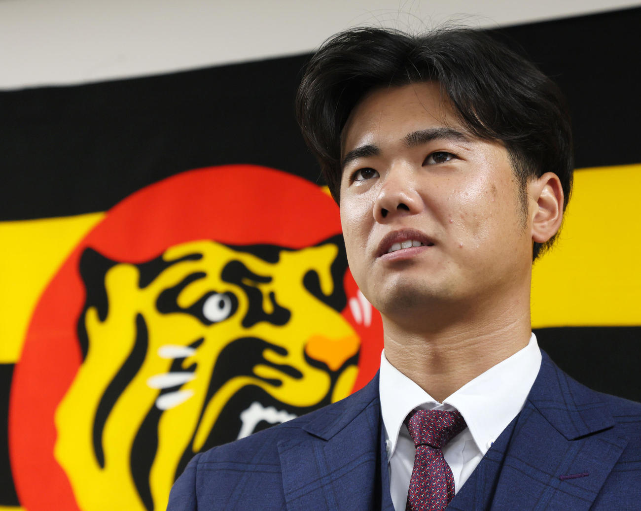契約更改を終え記者の質問に答える川原（撮影・加藤哉）