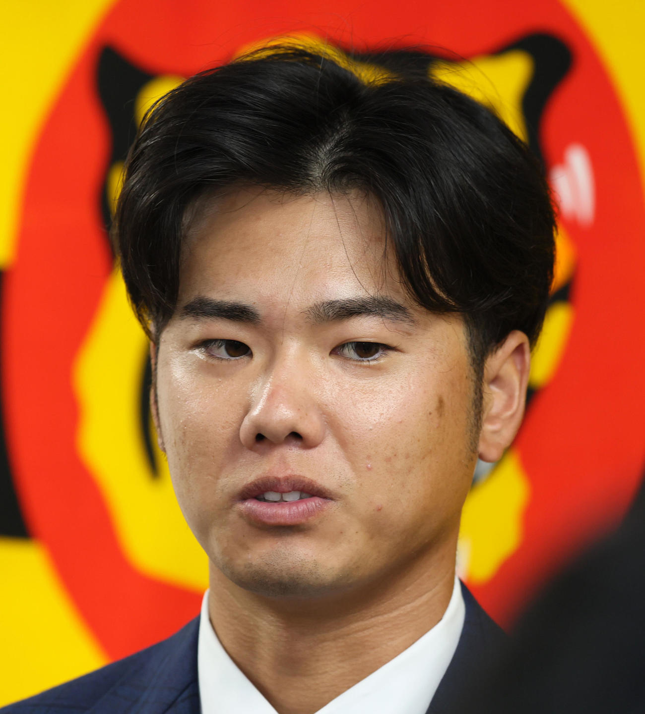 契約更改を終え記者の質問に答える川原（撮影・加藤哉）
