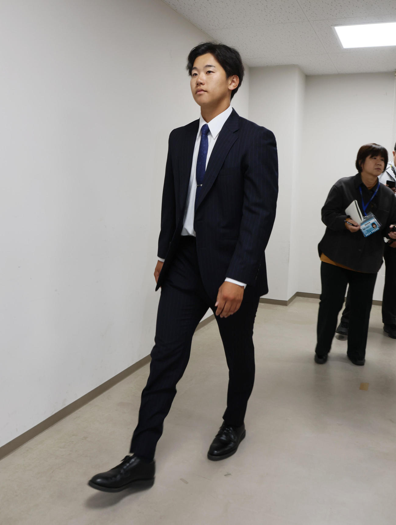 契約更改を終え引き揚げる門別（撮影・加藤哉）