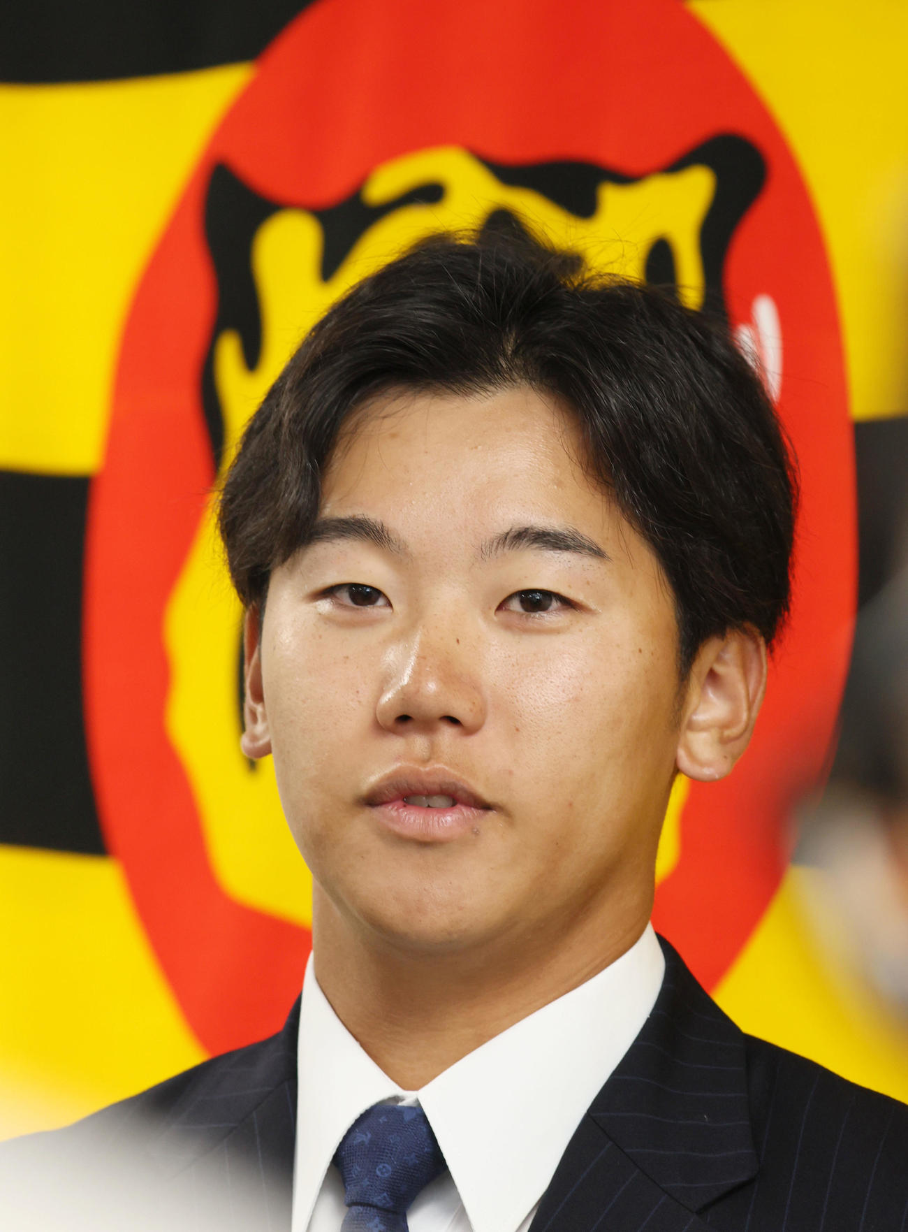 契約更改を終え記者の質問に答える門別（撮影・加藤哉）
