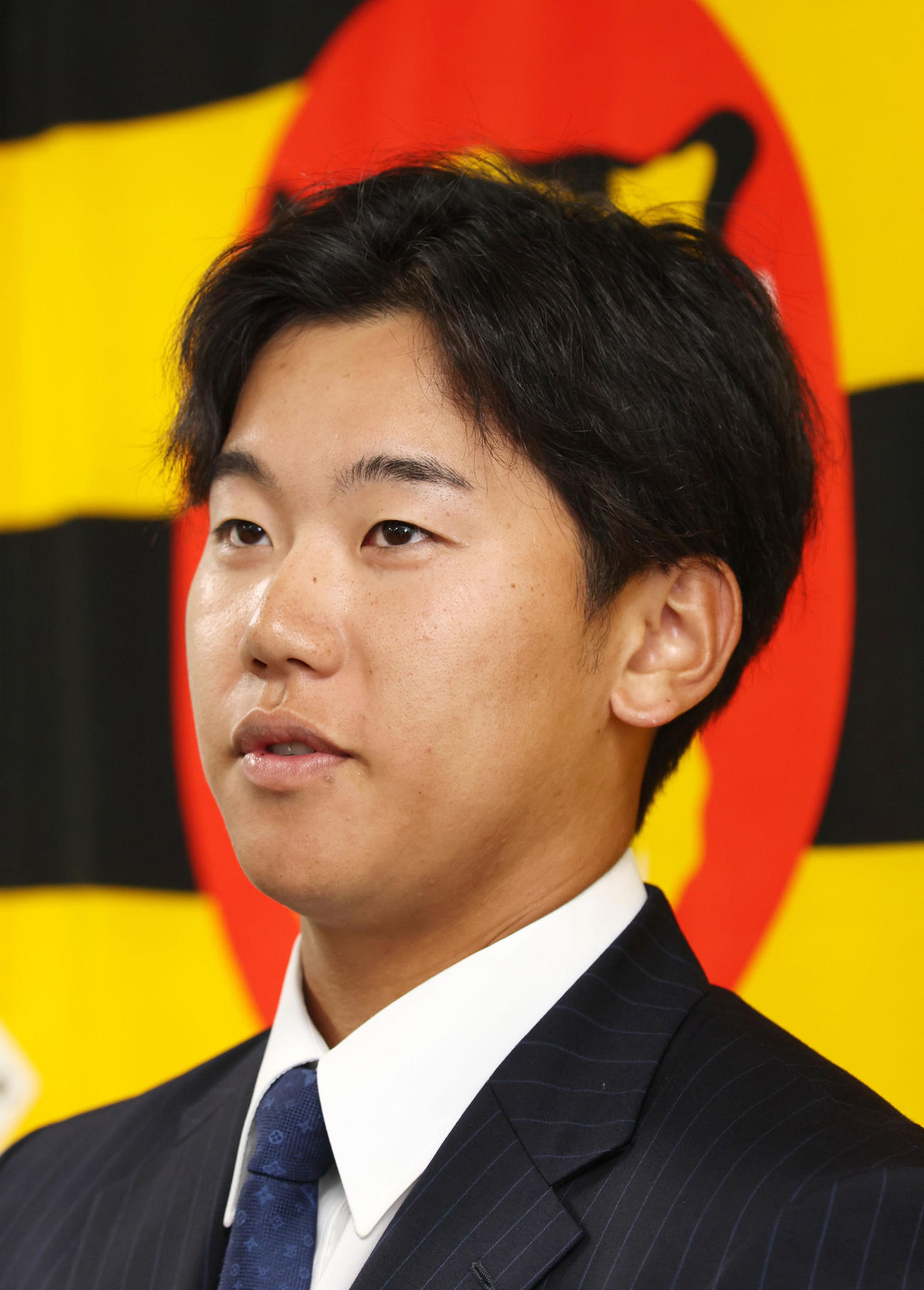 契約更改を終え記者の質問に答える門別（撮影・加藤哉）