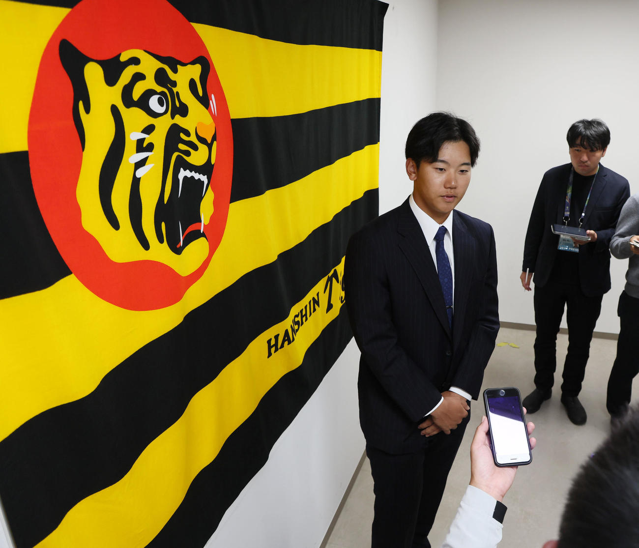 契約更改を終え記者の質問に答える門別（撮影・加藤哉）