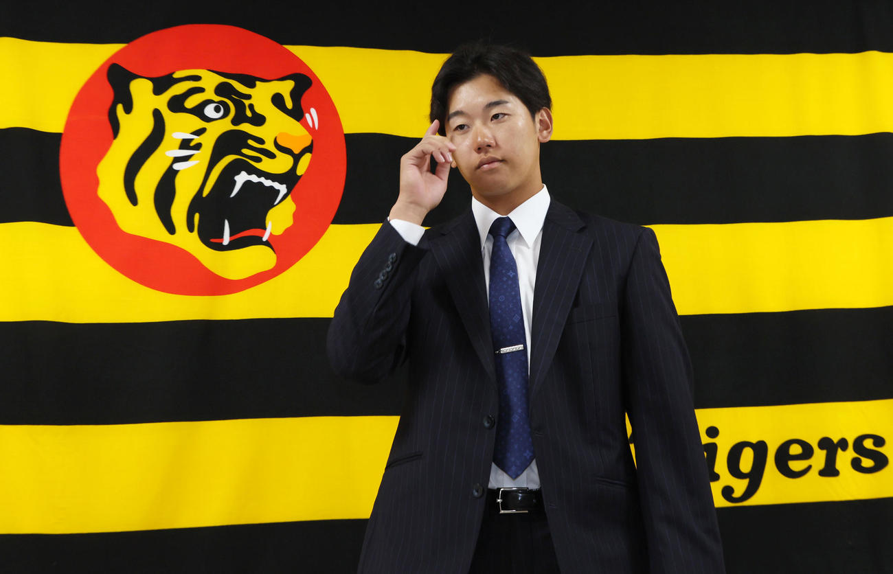 契約更改を終え記者の質問に答える門別（撮影・加藤哉）