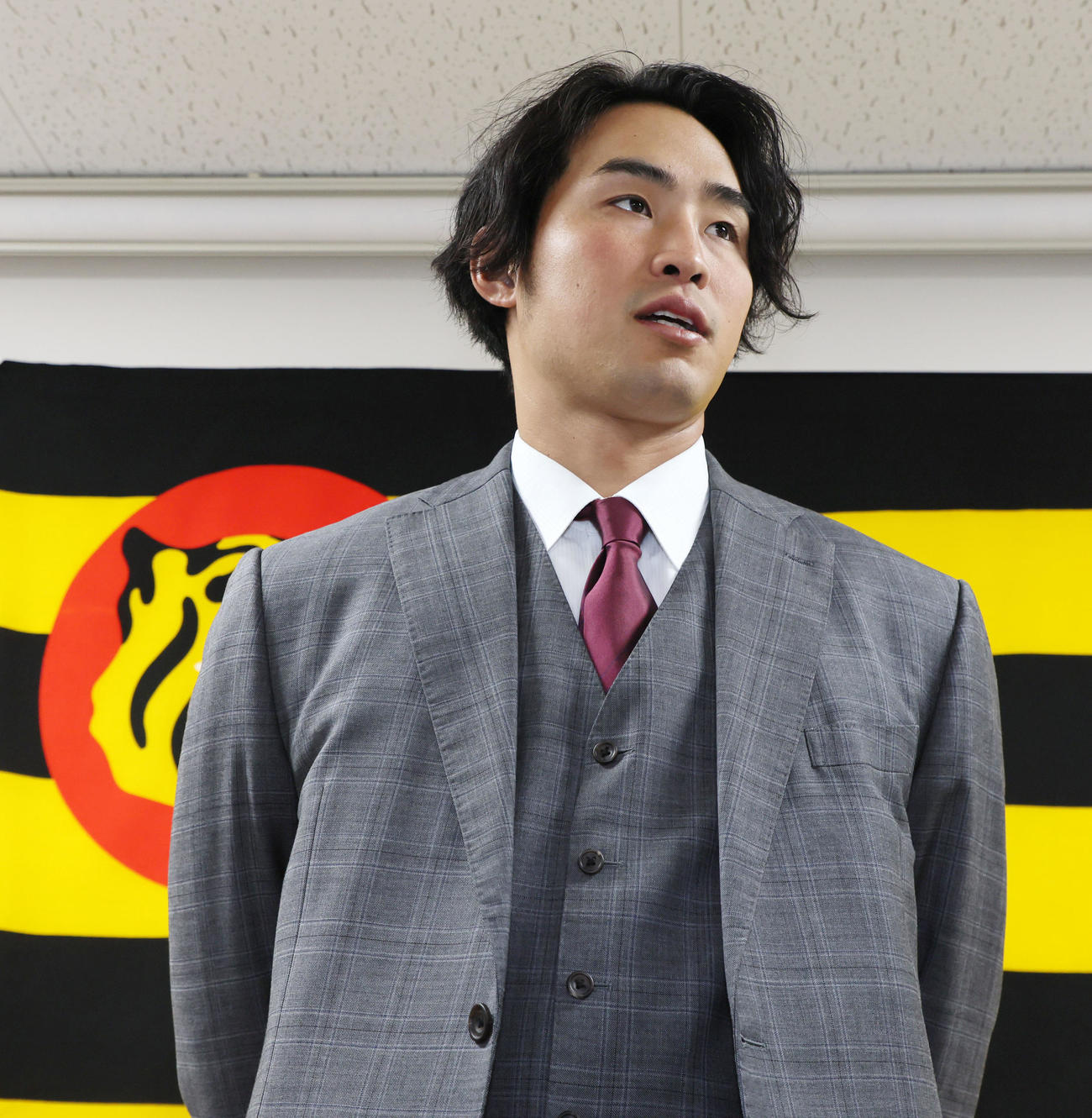 契約更改を終え記者の質問に答える佐藤蓮（撮影・加藤哉）