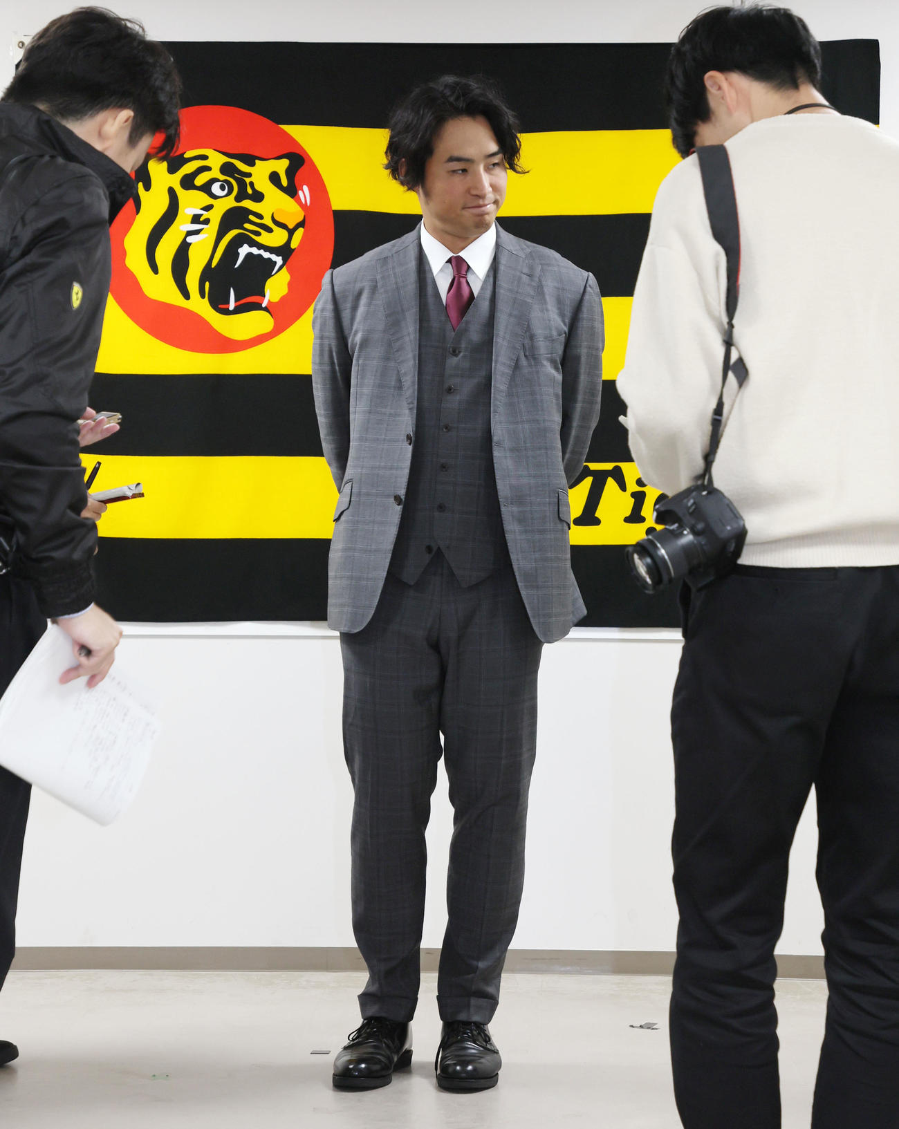 契約更改を済ませ記者の質問に答えて引き揚げる佐藤蓮（撮影・加藤哉）