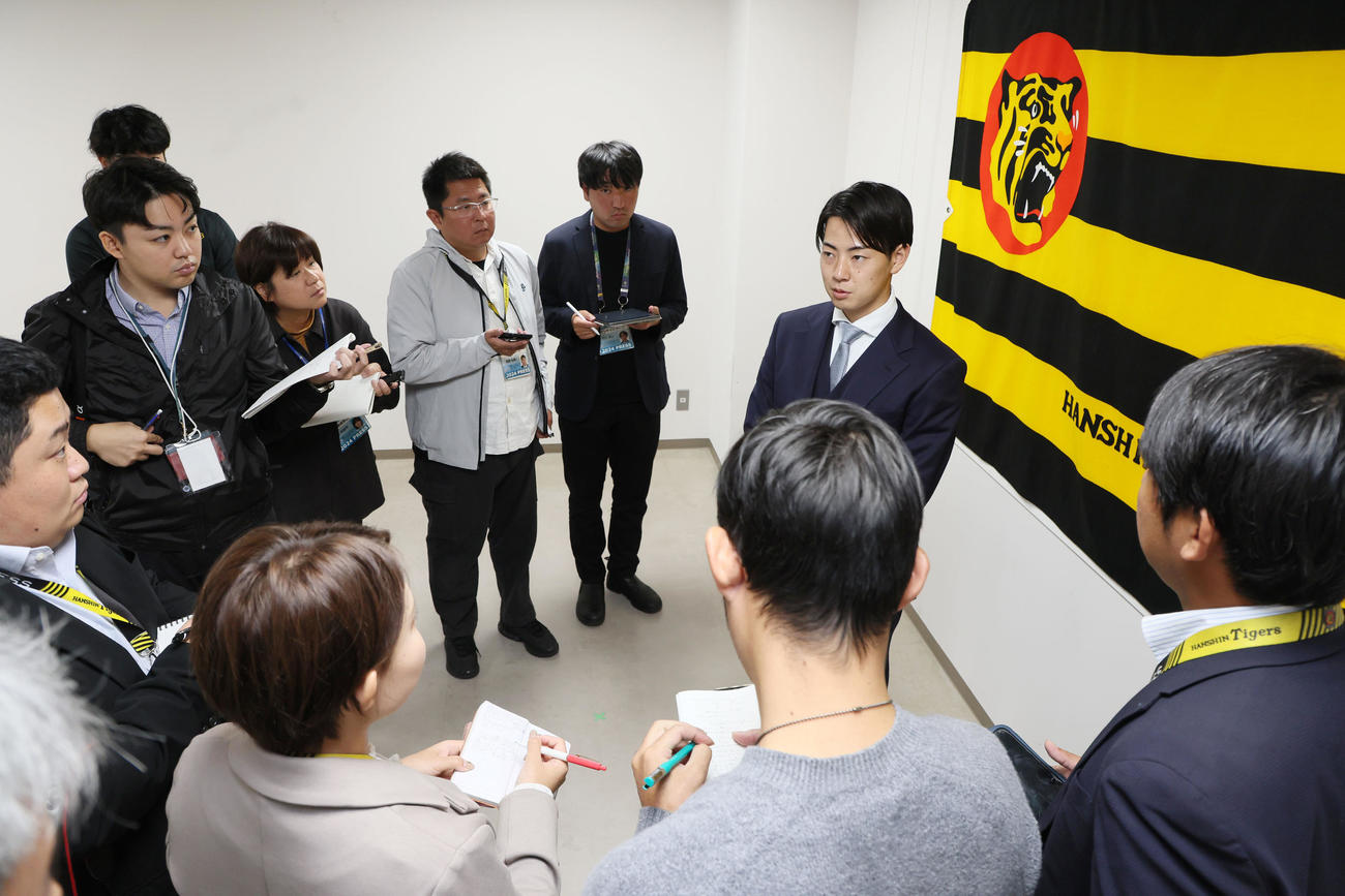 契約更改を終え記者の質問に答える下村（撮影・加藤哉）