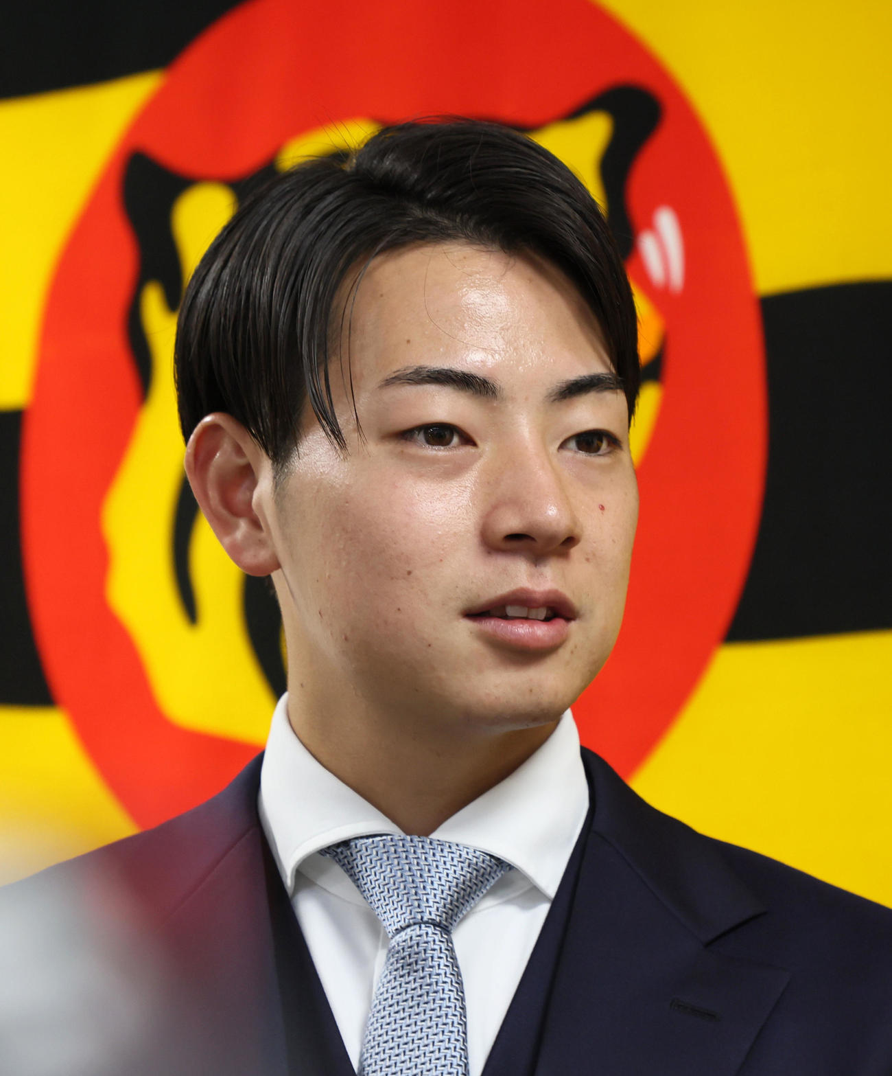 契約更改を終え記者の質問に答える下村（撮影・加藤哉）