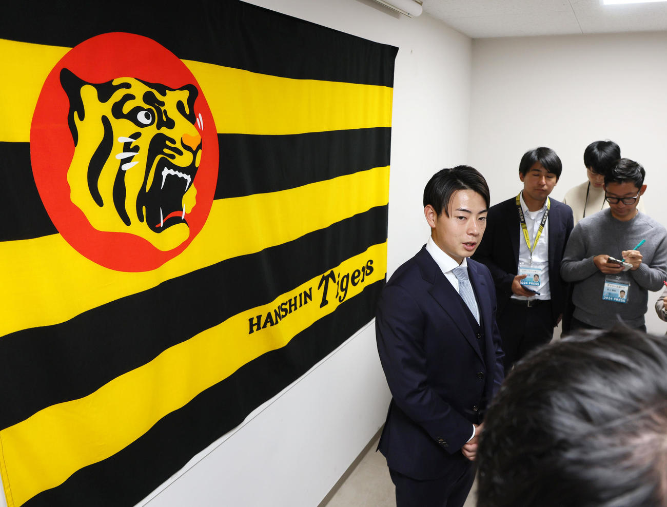契約更改を終え記者の質問に答える下村（撮影・加藤哉）
