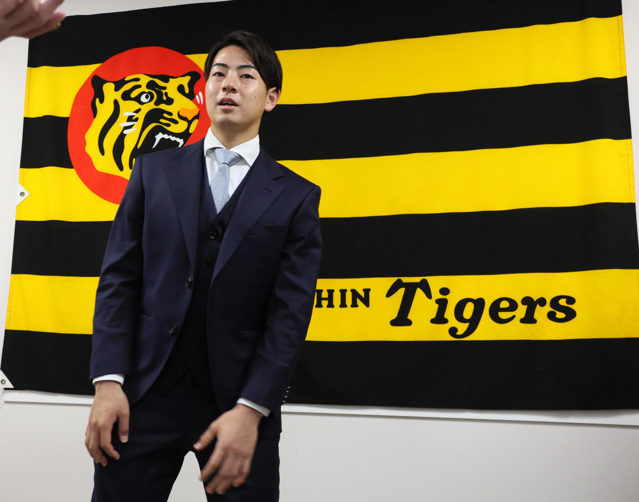 契約更改を済ませ記者の質問に答えた下村は一礼して引き揚げる（撮影・加藤哉）