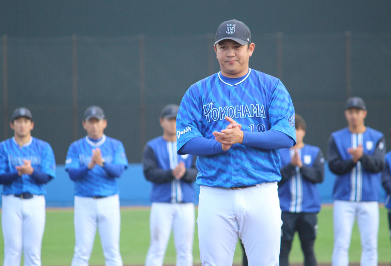 秋季トレーニング最終日に手締めするDeNA山崎。左端は山本、2人目は三浦監督（撮影・久保賢吾）