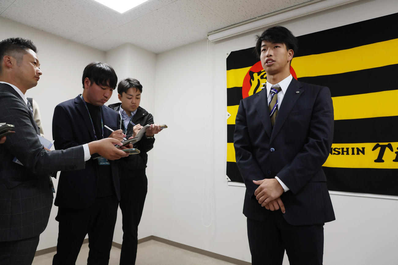 契約更改を終え記者の質問に答える百崎（撮影・加藤哉）