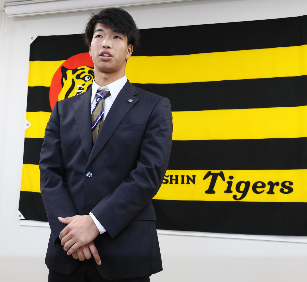 契約更改を終え記者の質問に答える百崎（撮影・加藤哉）