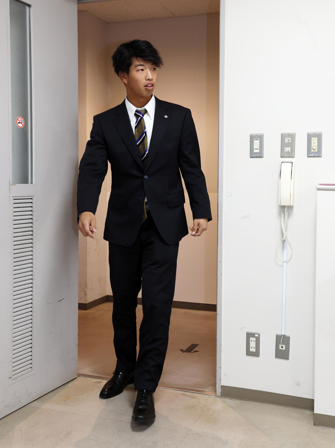 契約更改を終えた百崎（撮影・加藤哉）
