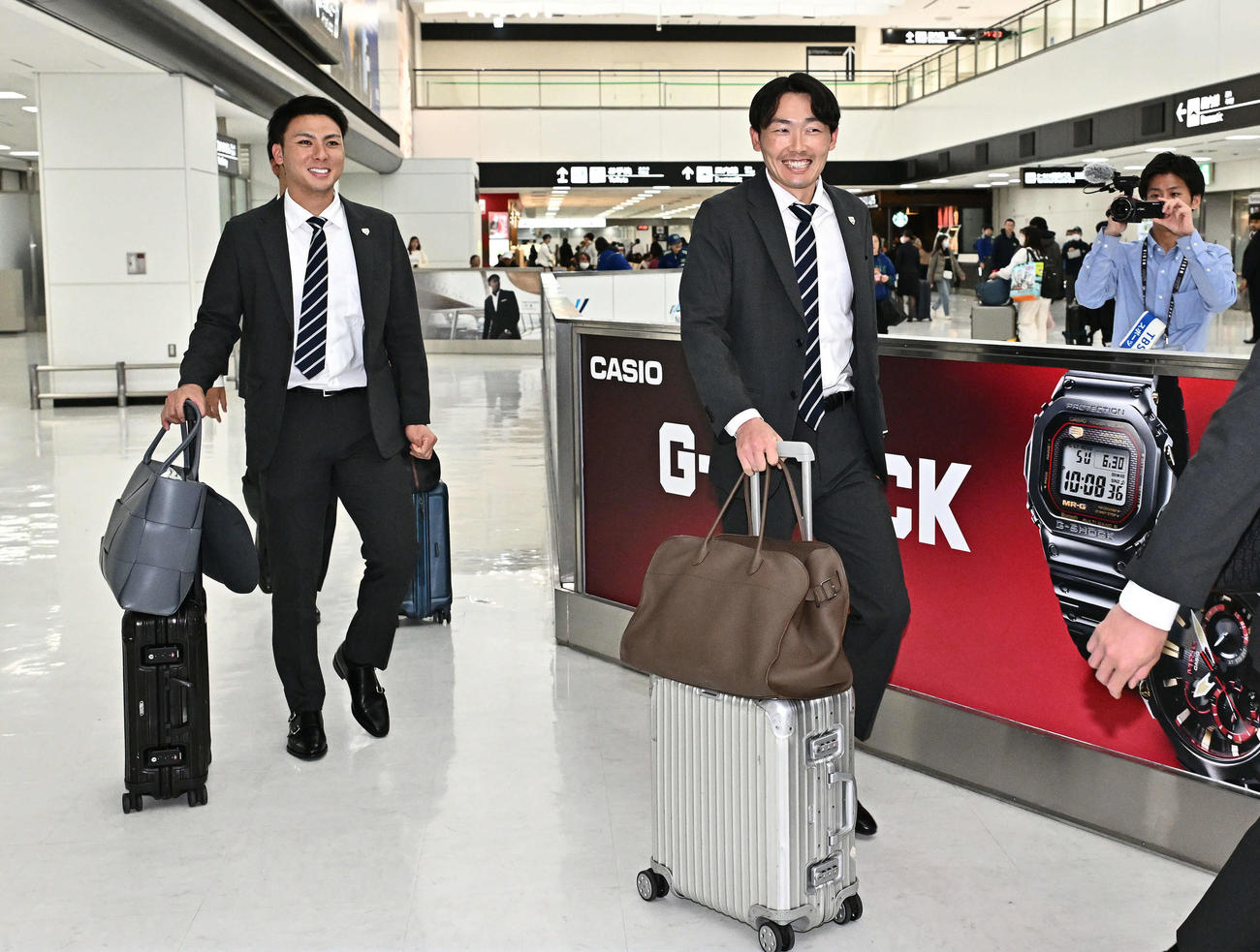 帰国し笑顔の源田（右）と村林（撮影・滝沢徹郎）